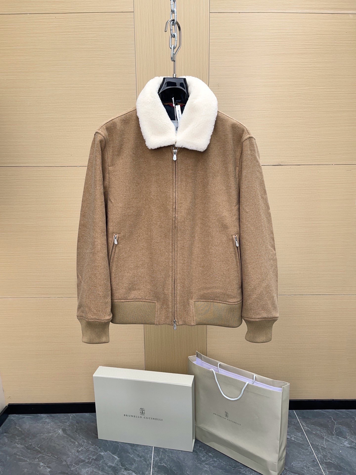 NO:754683,[Ready stock] Original. Brunello Cucinelli men's lined fur accessories. Original original leather, non-market currency. Original original leather, non-market currency. Original original leather, non-market currency. Counter-level complete package. Leather material is light and water-repellent cashmere cloth. Removable precious lamb hair collar. 20 grams of Thermore thermal filling material.  New cashmere bomber jacket. This bomber jacket highlights the classic style against the backdrop of Brunello Cucinelli's exquisite materials and exquisite details. The lightweight water-repellent cashmere fabric has a very soft and delicate wearing experience. The rich texture of the water-repellent cashmere fabric is crafted with finesse and gentle touch, showing a low-key and restrained high-end temperament. The neckline is made of  The detachable precious lambswool trim, the dense and curly wool not only creates a rich three-dimensional visual effect, but also provides excellent warmth protection in the cold season. Added Thermore thermal filling material to ensure both lightness and warmth; the crisp quilting stitching is stable and durable while adding craftsmanship beauty. It can be fully protected while still providing a comfortable and relaxed wearing experience.  The jacket is also equipped with a detachable precious lambswool collar. The soft touch makes the original elegance even better. (Thermore filling is a high-quality lightweight technical material, matched with nylon lining. It is just right thick, making your travel easier, more comfortable and warmer.) This pure cashmere fabric fully embodies the precious quality of natural fibers, and its enveloping, light and soft texture makes the upper body of the jacket very comfortable and fashionable.  The surface of the fabric has also been treated with water resistance and has good hydrophobicity, which can reduce the adsorption of water. The overall design combines the silhouette of a sports casual jacket with high-grade cashmere fabric to achieve a balance between function and aesthetics. It is a perfect item in the winter wardrobe that has both practical wear and collection value.,, brunello cucinelli,hermes,jackets & coats,jackets 19860909【现货发售】原装. Brunello Cucinelli 布内罗 古奇拉利 男士 带里衬皮毛饰 . 原版原厂皮 , 非市面通货 原版原厂皮 , 非市面通货 原版原厂皮 , 非市面通货 专柜级全套包装 皮料轻盈的防泼水羊绒布 可拆卸珍贵羊羔毛领条 加持20克Thermore保暖填充料 新品山羊绒飞行员夹克这款飞行员款外套在Brunello Cucinelli的精致材料与精美细节的衬托下,彰显经典风格.轻盈的防泼水羊绒布具有十分柔软细腻的穿着体验, 富有质感防泼水羊绒布料 匠心打造,触感细腻温润,展现低调而内敛的高级气质. 领口处采用 可拆卸珍贵羊羔毛饰,绵密卷曲的毛感不仅营造出丰盈立体的视觉效果,同时在寒冷季节中提供卓越的温暖守护. 加持Thermore保暖填充料,保证轻盈与保暖兼具；挺括的绗缝走线,稳固耐穿之余亦增添工艺美感. 既能受到满满的保护,也不失舒适轻松的穿着体验. 夹克此外搭配了可拆卸珍贵羊羔毛领条,松柔的触感让本有的高雅气质更胜一筹.（Thermore填充料是一种高质量轻盈科技材料,与尼龙衬里搭配,恰如其分的厚重,让你的出行更加轻松舒适又保暖.） 这款纯羊绒面料充分体现天然纤维的珍贵质量,包络、轻盈且柔软的质地,让夹克上身十分惬意时尚 面料表面还经过抗水处理,具有良好的疏水性,可以减少对水的吸附. 整体设计结合 运动休闲夹克廓形 与 高级羊绒面料,在功能与美学之间达到平衡,是冬季衣橱中兼具实穿与典藏价值的臻品.,,brunello cucinelli,hermes,jackets & coats,jackets & coats,Top Customize1,Men's clothing