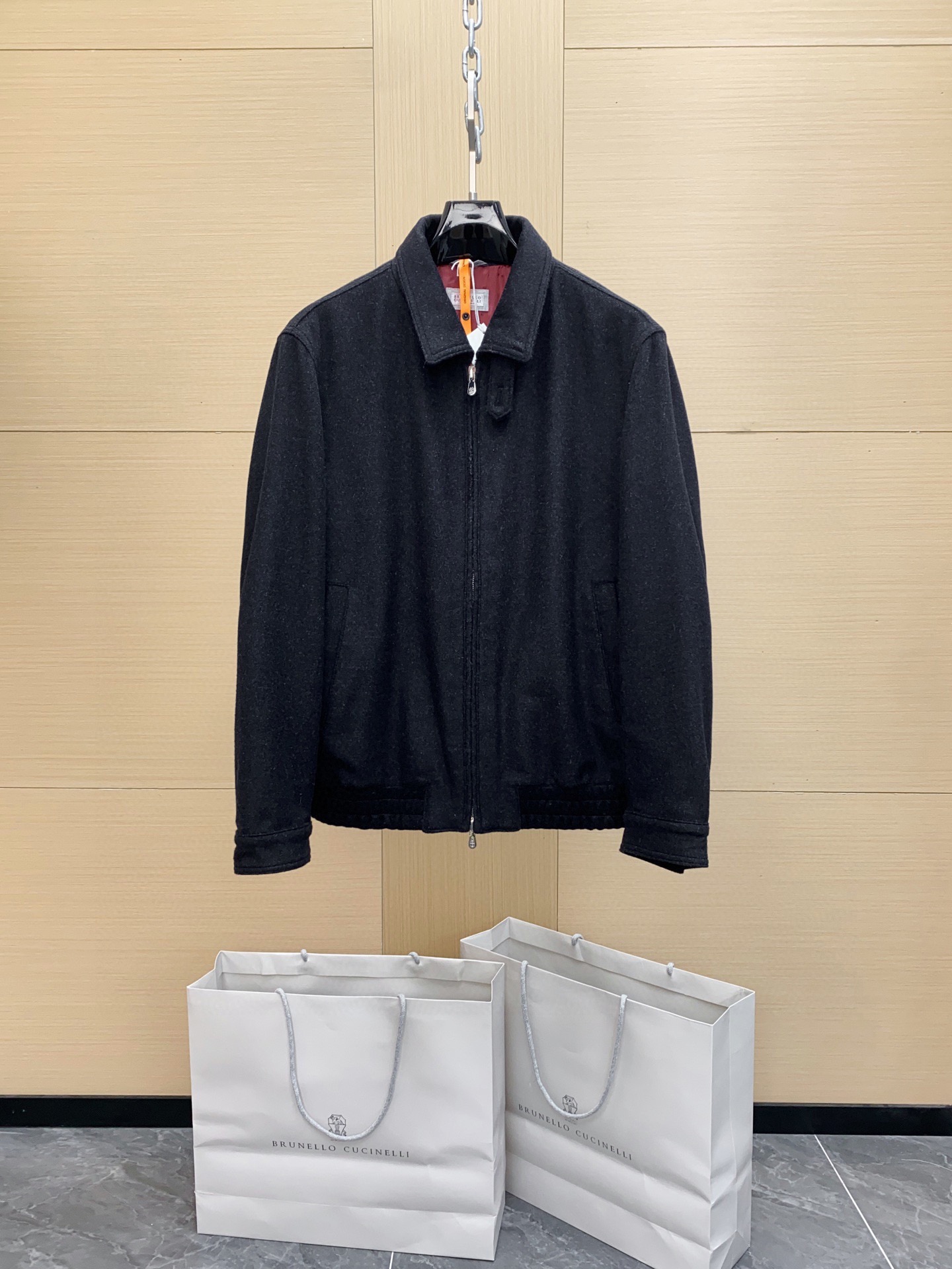 NO:754664,[Ready stock] Only wear the counter version. Continue to operate authentic products. [BC men's early autumn new product] Brunello Cucinelli wool flannel bomber jacket. Exclusive model Quanwang ceiling grade Exclusive model Quanwang ceiling grade Exclusive customized counter quality full set of packaging (packaging box + handbag + brand exclusive logo Sydney paper) Outer packaging with authentic label !!!! Main body Wool Lining 100 cupro fiber  Detailed design: double chain pull zipper placket ｜neckline that supports the stand-up collar ｜press-button hem pockets ｜button-adjustable cuffs ｜elastic hem ｜cuproline fabric lining ｜buttoned inner pockets and pen pockets Sports taste meets casual style, through Brunello Cucinelli's selected materials and ingenious craftsmanship, the iconic silhouette of this zippered bomber jacket is reinterpreted  The wool flannel has a light texture and warm touch, with a subtle irregular texture, highlighting the elegant tones of this season. The jacket is fully hand-stitched, with exquisite details, neat and comfortable tailoring, making it natural and appropriate to wear. You can go to the treasurer to try it, don't think it is expensive, it is a rare limited jacket, this kind of quality will not be too common. Purchase on behalf of several tens of thousands of dollars. What we sell is pure and perfect, with a smart upper body. There is no pressure to put it on the counter and wear it properly.  High-end authentic men's clothing channel. Classic models from the main line of counters. Top-quality wool is flexible and delicate. Very high-grade and wear-resistant. Only this on the entire network. Only this unique on the entire network. Ceiling-level new launch. Ceiling-level new launch. Large product display. Real gold and silver. High-end creation. A perfect product that can only be said to be worth buying!  !  ,,brunello cucinelli,jackets & coats,Top Customize119860909【现货发售】只穿专柜版的来 . 持续正品操作 . [BC男装早秋新品] Brunello Cucinelli 羊毛法兰绒飞行员夹克 . 独家款 权网天花级 独家款 权网天花级 独家订制专柜品质全套包装（包装盒+ 手提袋+ 品牌专属标识雪梨纸）  外包装 带正品标签 !!!!  主体 羊毛 里料100 铜氨纤维 细节设计双链头拉链收襟 ｜可支撑立领的领口｜揿扣下摆口袋 ｜钮扣调节袖口 ｜弹性下摆 ｜铜氨丝面料衬里 ｜系扣内口袋和笔袋 运动品味与休闲风格相遇,透过Brunello Cucinelli的精选材质与匠心工艺,焕新演绎这款拉链开襟飞行员夹克的标志版型 兼具轻盈质感与温暖触感的羊毛法兰绒,带有微妙的不规则肌理感,突显本季优雅色调.夹克采用全手工缝制,契合考究细节,利落舒适的剪裁,让穿着自然得体. 到可以去司库试试 ,不要觉得价格贵,本身就很少见的限定夹克,这类品质不会太泛滥 代购几大万元.我们卖的是纯纯完美货, 上身干练. 上柜无压力 穿正的来 高端真品男装渠道 专柜主线的经典款 顶级的羊毛柔韧细腻 档次很好耐磨耐穿 全网只此独有 全网只此独有 天花板级全新首发 天花板级全新首发 大货展示展示 真金白银高端打造 入手只说值的完美产物 ！！,,brunello cucinelli,jackets & coats,Top Customize1,Men's clothing