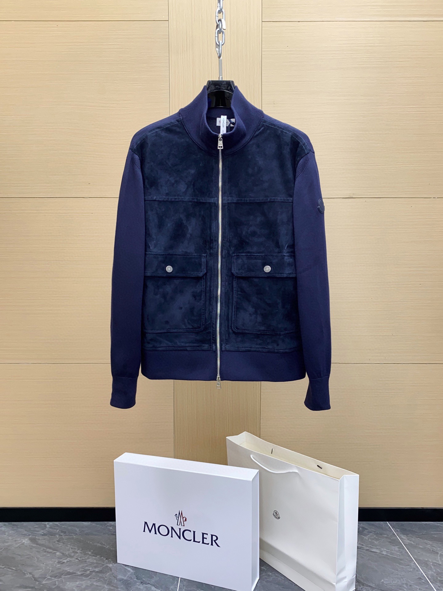 NO:754689,[Ready stock] Original genuine leather. Mouth-covered 25 early spring men's laine knitted splicing down jacket. Genuine leather original factory. Non-market currency. Genuine leather original factory. Non-market currency. Genuine leather original factory. Non-market currency. Counter-level full set of packaging. Main body sheep leather knitted (50 cotton wool)  The difficulty of this product is to balance the soft touch and outdoor functionality of suede. It is necessary to retain the delicate and skin-friendly texture of suede, but also to improve its wear-resistant and tear-resistant properties through a special tanning process to adapt to the brand's quality requirements for 'high-end outdoor wear.' It is difficult to control the consistency and layering of the color. The dark blue tone needs to be evenly colored on the surface of the suede, and at the same time, it must be aged or frosted to create a textured visual layer, which is in line with Moncler.  The fashionable design language of the 25FW series. Our quality advantage is the natural texture and delicate touch of suede, which gives the item a luxurious texture and is in line with the brand's high-end positioning; the special tanning process makes the leather both breathable and durable, suitable for daily urban wear and the needs of light outdoor scenes. The splicing process of the leather and knitted parts is exquisite, and the seams are smooth and firm, showing Moncl  The level of craftsmanship in material integration not only ensures the innovation of the design, but also the practicality and durability of wearing. The knitted part (50 cotton wool splicing) has a precise material ratio. The golden combination of 50 cotton and 50 wool not only strengthens the brand's high-end attributes with the warmth and luxury of wool, but also improves wearing comfort through the breathability and skin-friendliness of cotton. It is perfectly suitable for spring and autumn dressing scenes, and can also be used as a layered style for winter.  The knitted texture is tight and delicate, and the weaving technique is exquisite. While ensuring the stiffness of the fabric, it also has good elasticity and ductility. It can fit the body shape and show a neat silhouette without causing a sense of restraint due to movement, which is in line with the brand's design pursuit of 'functional luxury'.  The splicing workmanship with sheep leather and suede is exquisite, and the stitching and seams of the knitted edges are rigorously processed, which not only avoids the stiffness caused by the splicing of different materials, but also strengthens the sense of layering and design of the overall shape, showing the brand's exquisite craftsmanship and fashion aesthetics in multi-material fusion design.,,Moncler,jackets & coats,jackets & coats,down jacket,sheepskin,chamois leather,gold,Top Customize119860909【现货发售】原装真皮. 蒙口 25早春男士laine针织拼接羽绒夹克外套 真皮原厂. 非市面通货 真皮原厂. 非市面通货 真皮原厂. 非市面通货 专柜级全套包装 主体羊皮革 针织（50棉羊毛） 这款难点在于平衡麂皮的柔软触感与户外功能性,既要保留麂皮细腻亲肤的质感,又要通过特殊鞣制工艺提升其耐磨、抗撕裂性能,以适配品牌对“高端户外着装”的品质要求. 颜色的一致性与层次感把控难度高,深蓝色调需在麂皮表面实现均匀着色,同时通过做旧或磨砂工艺营造出富有质感的视觉层次,契合Moncler 25FW系列的时尚设计语言. 我们的品质优势是麂皮的天然纹理与细腻触感,为单品赋予奢华质感,符合品牌高端定位；特殊鞣制工艺让皮料兼具透气性与耐用性,既适合都市日常穿搭,也能应对轻度户外场景的需求. 皮料与针织部分的拼接工艺精湛,接缝处平整牢固,展现Moncl 在材质融合上的工艺水准,既保证了设计的创新性,又确保了穿着的实用性与耐穿性. 针织部分（50棉羊毛拼接） 材质配比精准,50棉与50羊毛的黄金组合,既借助羊毛的保暖性与奢华感强化品牌高端属性,又 通过棉的透气性与亲肤性提升穿着舒适度,完美适配春秋季穿搭场景,也能作为冬季内搭层叠造型. 针织纹理紧密且细腻,织法工艺考究,在保证面料挺括度的同时,兼具良好的弹性与延展性,既能贴合身形展现利落版型,又不会因活动产生束缚感,契合品牌对“功能性奢华”的设计追求. 与羊皮革麂皮的拼接处工艺细腻,针织边缘的锁边、接缝处理严谨,既避免了不同材质拼接产生的生硬感,又强化了整体造型的层次感与设计感,展现品牌在多材质融合设计上的精湛工艺与时尚审美.,,Moncler,jackets & coats,jackets & coats,down jacket,sheepskin,chamois leather,gold,Top Customize1,Men's clothing