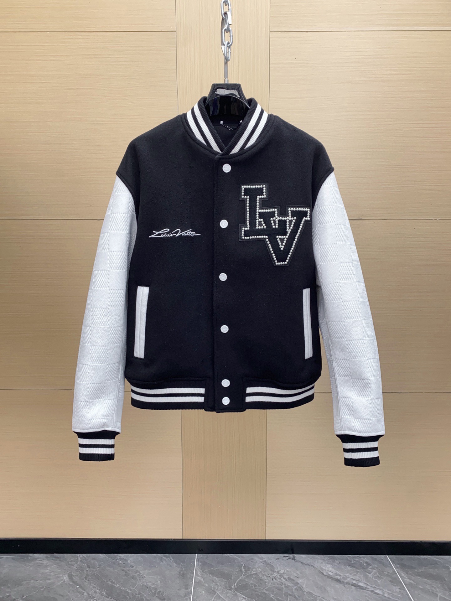 NO:754599,1V fw pearl embroidery baseball tunic jacket This baseball tunic jacket has a velvet LV patch on the chest and embroidered beads, highlighting the dandy theme of the season. The grain leather sleeves are embossed with a Damier pattern, and the Marque L. Vuitton deposee embroidery logo is written on the back, upgrading classic American sportswear with the brand's exquisite craftsmanship. Main fabrics: cow leather, sheep wool, sizes 46-56,, louis vuitton, jackets &  coats,cowhide,Top Customize1198609091V fw珍珠刺绣 棒球束腰夹克 本款棒球束腰夹克为胸前丝绒LV 贴饰融入刺绣珠饰,点明当季丹迪主题.粒面皮革衣袖压印 Damier 图案,后部抒写 Marque L. Vuitton deposee 刺绣标识,以品牌精湛匠艺升级经典美式运动着装 主面料牛皮革 绵羊毛 尺码46-56,,louis vuitton,jackets & coats,cowhide,Top Customize1,Men's clothing