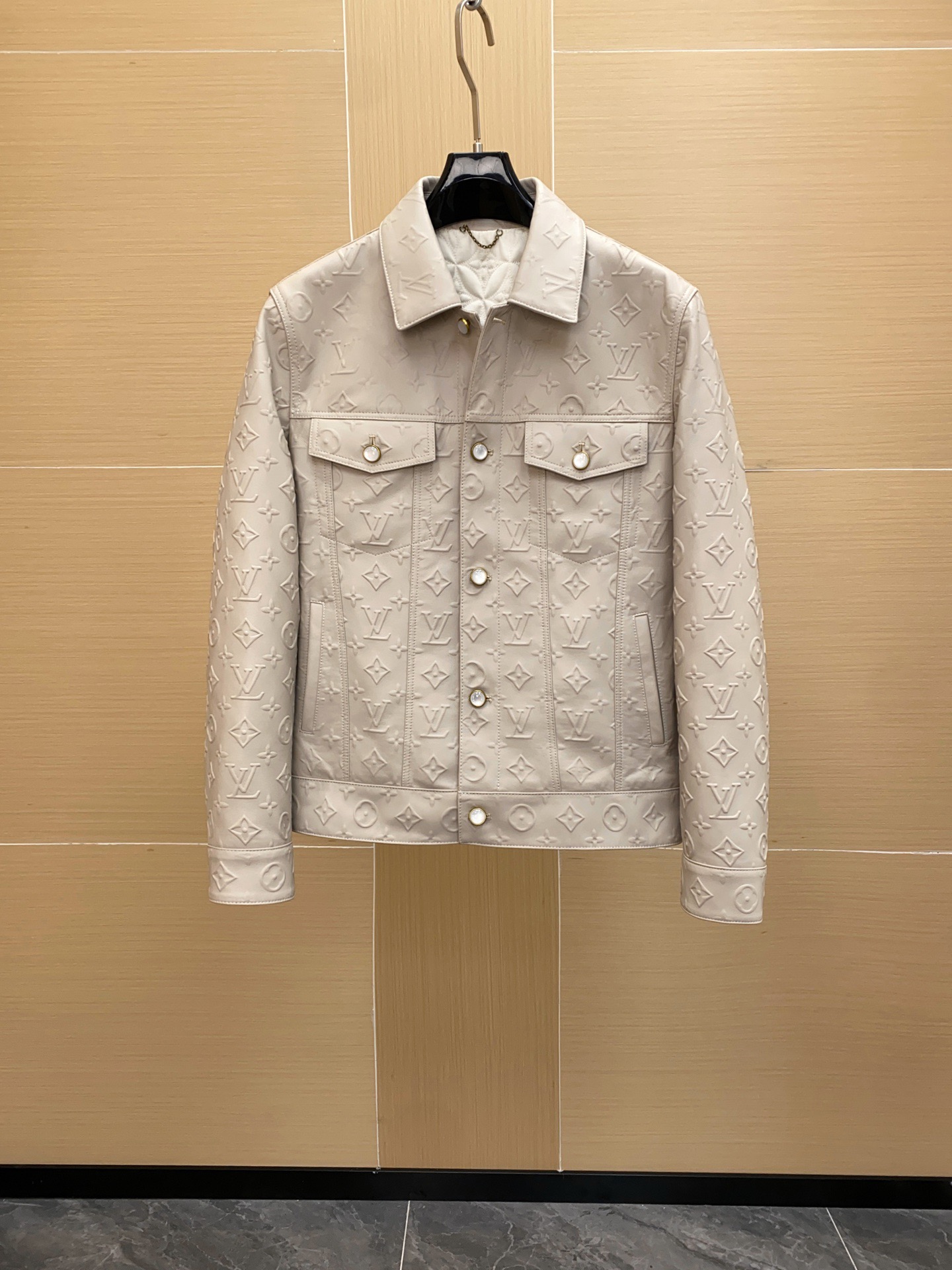 NO:741353,[New Product] 1V Monogram leather jacket, light khaki tone + classic Monogram embossed pattern, full of brand feel!  High-quality leather, soft and durable, suitable for autumn and winter wear!  Lapel + metal buttons + symmetrical pockets, practical and fashionable. Same lining and same color, exquisite details, brand logo on cuffs and hem, highly recognizable!  It can be easily used for daily commuting or daily leisure. It goes well with jeans and casual pants, and it has an immediate sense of fashion!  Size 48-56,,jeans,jackets & coats,Top Customize119860909【新品】1V Monogram 皮革夹克,浅色卡其色调+经典Monogram压花纹路,品牌感满满！高品质皮革,柔软又耐用,秋冬穿搭有型！翻领+金属纽扣+对称口袋,实用又时髦.同衬同色,细节精致,袖口和下摆品牌标志,辨识度超高！日常通勤或日常休闲都能轻松驾驭,搭配牛仔裤、休闲裤都很出彩,时尚感直接拉！尺码48-56,,jeans,jackets & coats,Top Customize1,Men's clothing
