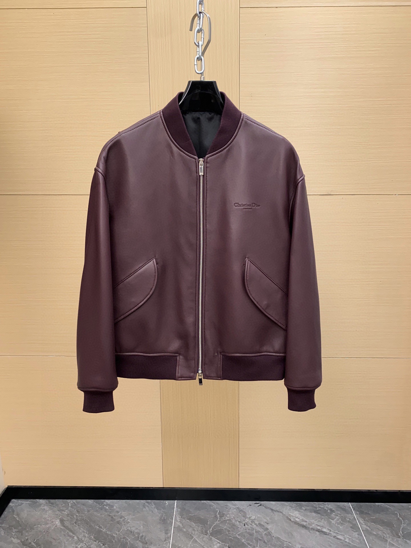 NO:741361,[Ready for sale] Dior 25FW Men's Jacket Burgundy Calfskin Double-Zip Bomber Jacket Leather This Christian Dior Couture bomber jacket reinterprets this classic item in a sophisticated way. Crafted from burgundy calf leather, it is decorated with the Christian DiorCouture embossed logo on the chest and has flap pockets on the side. It can be worn with a T-shirt for a stylish and modern look. Sizes 48-56,, dior, dior, jackets & coats, jackets  & coats,tees,t-shirt,leather jacket,cowhide,Top Customize119860909【现货发售】Dior 迪奥25FW 男装外套酒红色小牛皮双拉链飞行员夹克皮衣 这款 Christian Dior Couture 飞行员夹克以精致的方式重新诠释了这款经典单品.采用酒红色牛皮革精心制作,胸前饰以 Christian DiorCouture 压花标志,侧面配有翻盖口袋.它可以搭配T恤穿着,打造时尚现代的外观.尺码48-56,,dior,dior,jackets & coats,jackets & coats,tees，t-shirt,leather jacket,cowhide,Top Customize1,Men's clothing