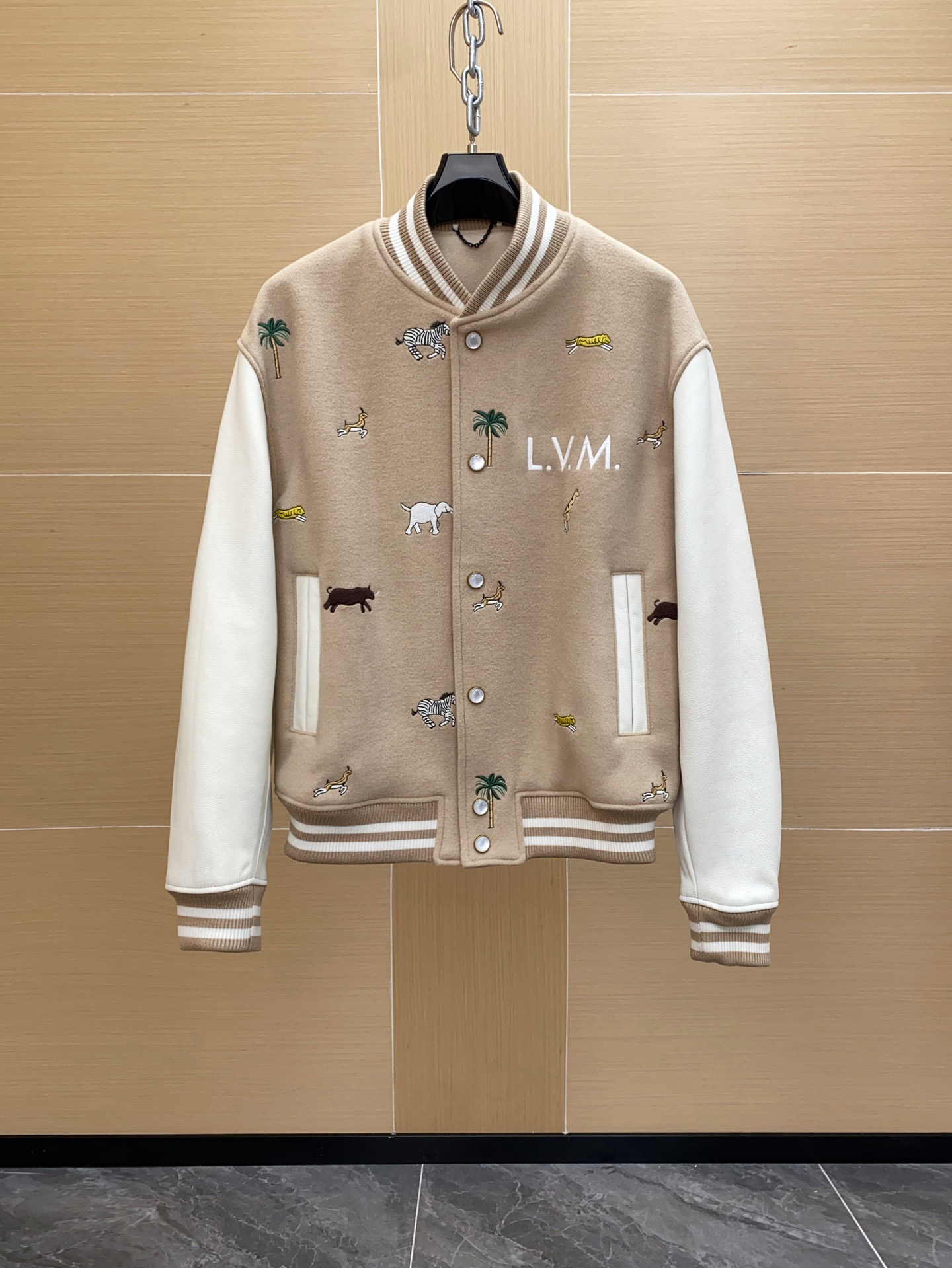 NO:741427,1V 2026 Spring/Summer Darjeeling series baseball jacket, inspired by the natural scenery and animal elements of Darjeeling, India. Beige wool blend + white cowhide sleeves, perfect texture. There are embroideries of elephants, giraffes, zebras, palm trees and other elements on the front, 'L.V.M' embroidered letters on the chest highlight the brand characteristics, classic baseball collar jacket style. Sizes 46-56,,jackets & coats,cowhide,Top Customize1198609091V 2026 春夏 大吉岭系列棒球夹克,灵感源自印度大吉岭自然风光与动物元素.米色羊毛混纺+白色牛皮袖,质感满分.正面有大象,长颈鹿,斑马,棕榈树等元素刺绣,胸前“L.V.M”刺绣字母彰显品牌特征,经典的棒球领夹克版型.尺码46-56,,jackets & coats,cowhide,Top Customize1,Men's clothing
