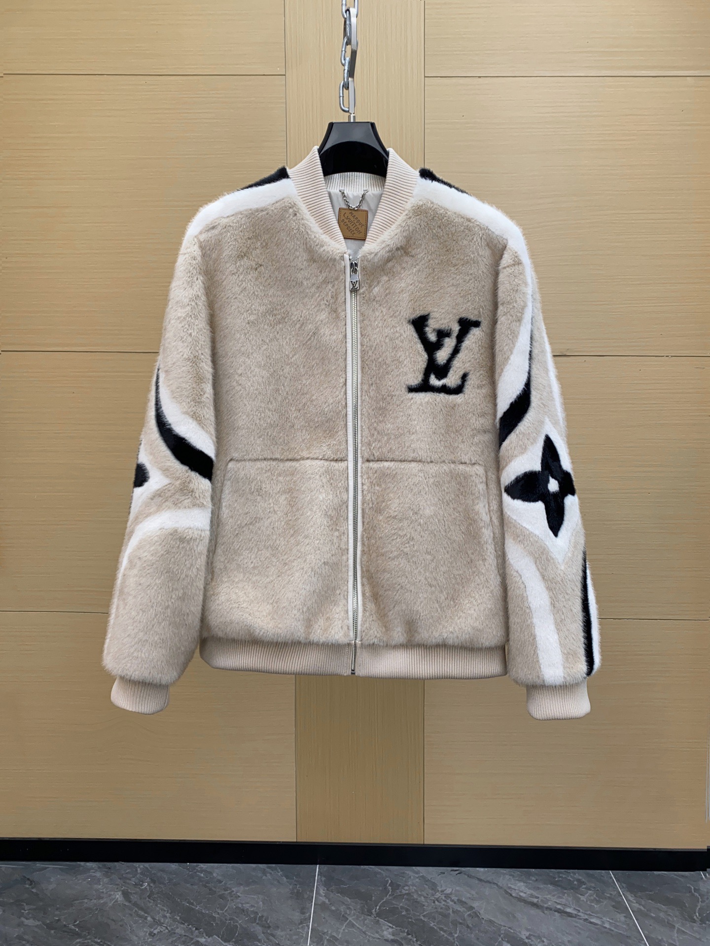 NO:741399,1V 2026 SKI men's ski series new model Bai Jingting demonstrates the same style of baseball fur jacket on the upper body. Monogram imitation mink velvet baseball jacket, made of off-white mink velvet, soft and fluffy, with perfect warmth factor, and Monogram digital dyeing process on the chest and sleeves!  Paired with original hardware, complete with three standards!  Size 46-56,,jackets & coats,jackets & coats,Top Customize1198609091V 2026 SKI 男装滑雪系列新款 白敬亭上身示范同款棒球服皮草外套 Monogram 仿水貂绒棒球夹克,米白色貂绒材质,柔软蓬松,保暖系数满分,胸前和袖子有Monogram数码染色工艺！搭配原版五金件,三标齐全！尺码46-56,,jackets & coats,jackets & coats,Top Customize1,Men's clothing