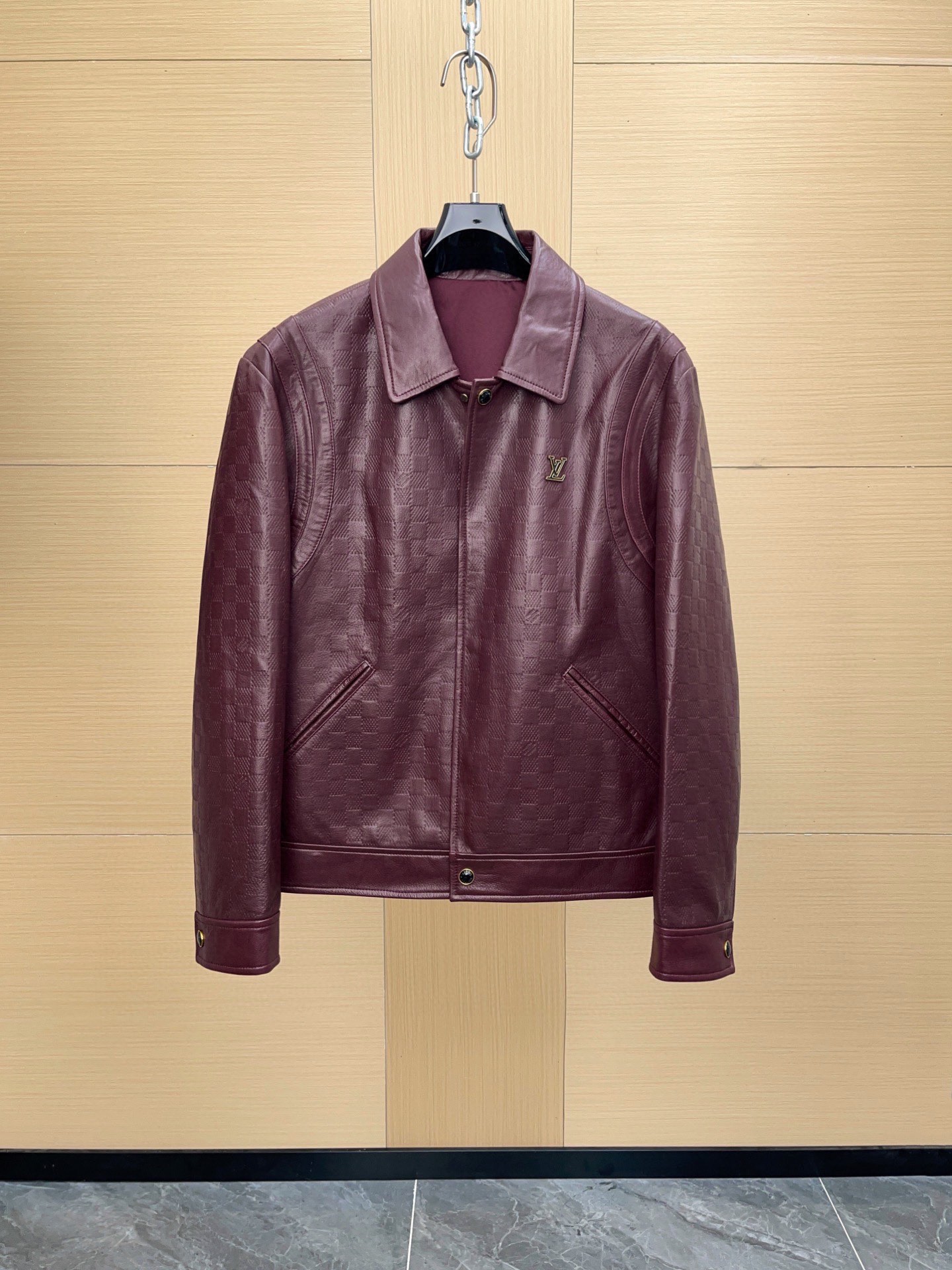 NO:741447,1V Monogram leather jacket, dark burgundy color + classic Monogram embossed pattern, full of brand sense!  High-quality leather, soft and durable, suitable for autumn and winter wear!  Lapel + metal buttons + symmetrical pockets, practical and fashionable. Same lining and same color, exquisite details, brand logo on cuffs and hem, highly recognizable!  It can be easily used for daily commuting or daily leisure. It goes well with jeans and casual pants, and it has an immediate sense of fashion!  Size 48-56,,jeans,jackets & coats,Top Customize1198609091V Monogram 皮革夹克,深酒红色调+经典Monogram压花纹路,品牌感满满！高品质皮革,柔软又耐用,秋冬穿搭有型！翻领+金属纽扣+对称口袋,实用又时髦.同衬同色,细节精致,袖口和下摆品牌标志,辨识度超高！日常通勤或日常休闲都能轻松驾驭,搭配牛仔裤、休闲裤都很出彩,时尚感直接拉！尺码48-56,,jeans,jackets & coats,Top Customize1,Men's clothing