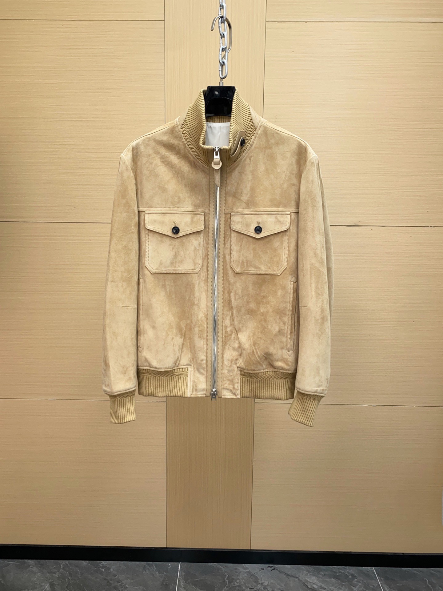 NO:814205,Highly recommended TF25 autumn and winter new product designer Tom Ford in 2005  He launched his own eponymous brand for the first time in 2016, and re-examined the relationship between retro and modernity with his skillful design techniques and unique aesthetic language. This top jacket outlines a strict silhouette with neat strokes. It is made of mixed-breed sheep imported from Italy. There are many suede goats on the market. Please be sure to compare the softness and make sure you get the goods at the same price. It has a retro atmosphere; the minimalist jacket adds visual highlights and is full of coolness. The original hardware is supplied by the customer. The code number is 48-56,, tom ford, tom  ford,jackets & coats,Top Customize119860909重磅推荐TF25秋冬新品设计师 Tom Ford 于 2005 年首次推出了自己的同名品牌,并凭借他娴熟的设计手法和独到美学语言重新论述复古与现代的关系.这款上衣夹克以利落笔触勾勒严谨廓形,由意大利进口混种羊,面皮材质打造,市面上很多绒面山羊,请一定要对比手感柔软度,确保一份价钱一份货,颇具复古气息；极简夹克增添视觉亮点,酷感十足,原版五金客供 码数48-56,,tom ford,tom ford,jackets & coats,Top Customize1,Men's clothing