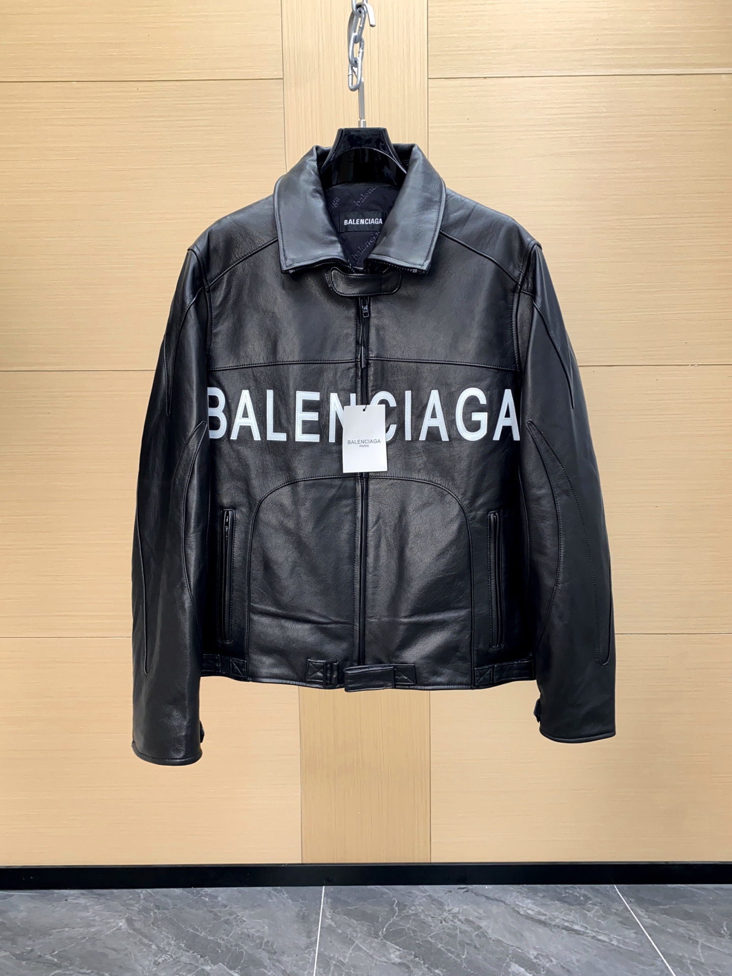 NO:754626,BALENCIAGA new model on sale!  Balenciaga motorcycle leather jacket!  The spliced ​​design model is on sale in limited edition!  Popular every year, the large letters on the front embroidery are relaxed and natural, the three-dimensional cut is slightly wider and the wearer feels great, and the sheepskin material is comfortable, breathable and elastic!  Origin Italy!  Balenciaga clothing has always been good at cutting and sewing!  !  Bias cutting is a specialty, and the flowing lines emphasize specific sexy parts of the human body!  !  The structure is always kept between the width and fit of the clothing, making it comfortable to wear and making your body look more beautiful!  !  Make clever use of people's optical illusions, strategically lower the belt, or lift it above the ribs, or even cleverly hide it in tights, making the outfit look more perfect!  !  Color Black Size S-M-L-XL-XXL,,balenciaga,balenciaga,jackets & coats,leather jacket,sheepskin,Top Customize119860909BALENCIAGA 新款发售！巴黎世家机车款皮衣夹克！拼接设计款限量发售！年年火爆前副刺绣工艺大字母轻松自然、立体剪裁微阔穿着感极佳、羊皮材质舒适透气有弹性！原产地意大利！ 巴黎世家服装一向是精于裁剪和缝制！！ 斜裁是拿手好戏,以此起彼伏的流动线条强调人体的特定性感部位！！结构上总是保持在服装宽度与合体之间,穿着舒适,身体也显得更漂亮！！ 巧妙利用人的视错觉,腰带策略性地放低一点,或把它提到肋骨以上,甚至可以巧妙地隐藏在紧身衣之中,服装看上去更加完美！！ 颜色黑色 尺码S-M-L-XL-XXL,,balenciaga,balenciaga,jackets & coats,leather jacket,sheepskin,Top Customize1,Men's clothing