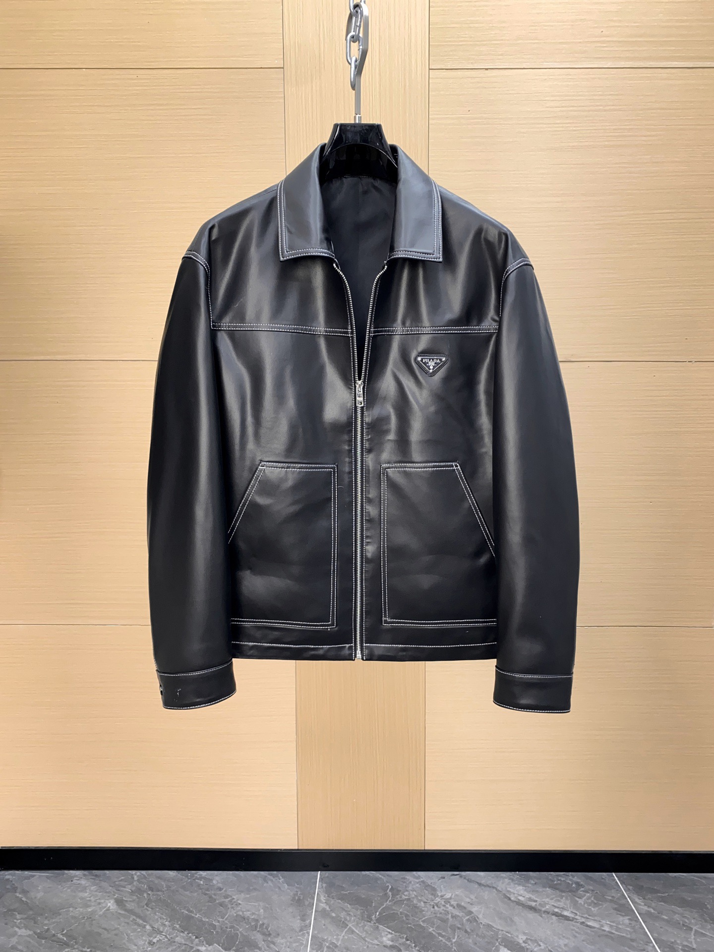 NO:754743,Prada's official autumn and winter item, sheepskin jacket, made of sheepskin imported from Turkey, simple and elegant, versatile, black and white, zp replica hardware accessories size48-56,,prada,prada,jackets & coats,sheepskin,Top Customize119860909Prada普拉达官方秋冬单品 羊皮夹克 采用土耳其进口绵羊皮 简约大气款 百搭 黑白两色 zp复刻五金辅料 size48-56,,prada,prada,jackets & coats,sheepskin,Top Customize1,Men's clothing