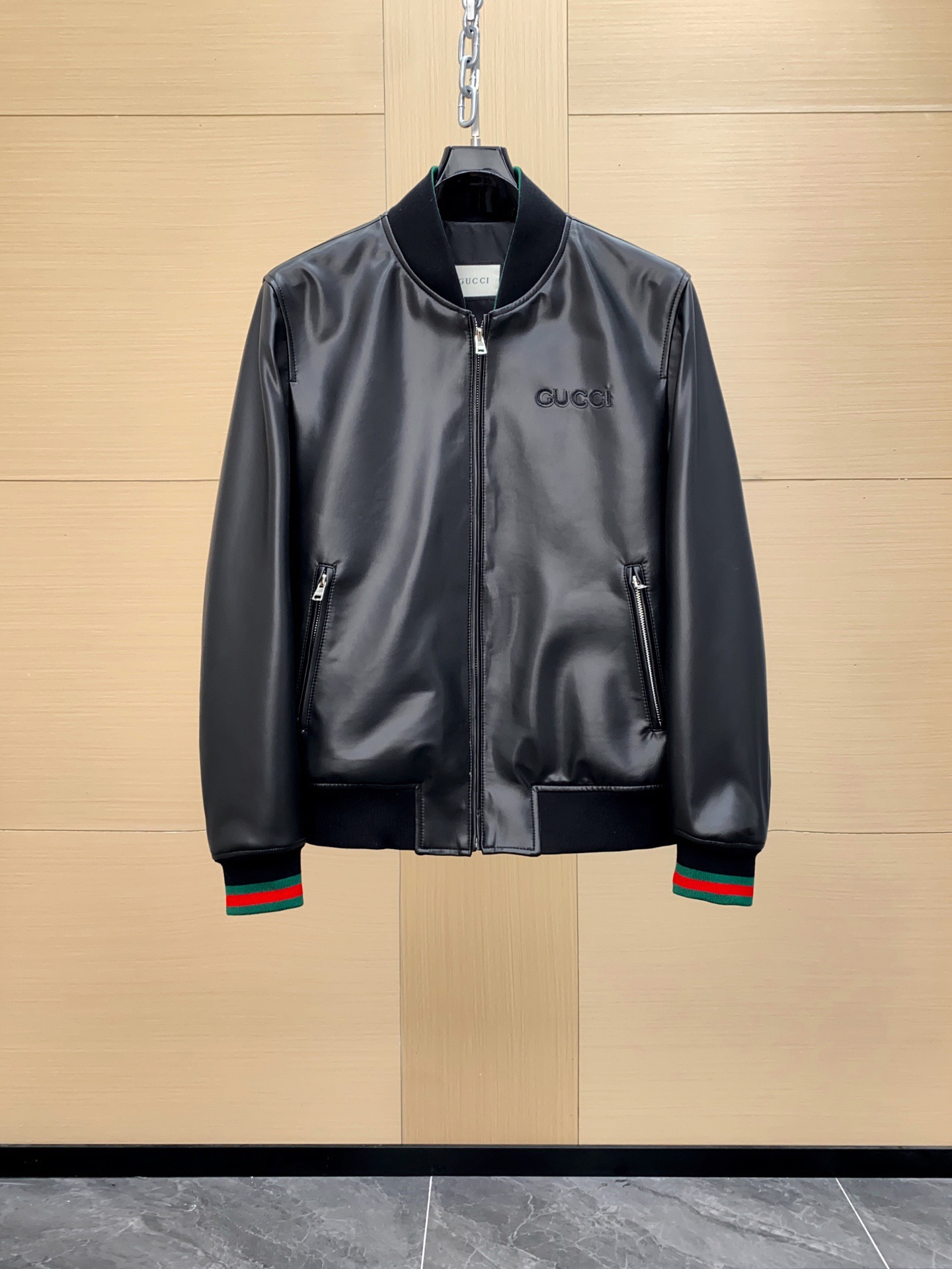 NO:754744,Gucci Autumn and winter sheepskin jacket. Hong Kong trading company channel, early autumn matching, best-selling series in the buyer's store. The men's series introduces a modern silhouette. This large bomber jacket is made of black GG sheepskin, with a quilted silk satin lining, which is an ideal layering item in the cold season. High-grade genuine sheepskin leather is made of sheepskin tanning. The sheepskin leather is thin, soft, breathable and super warm.  More authentic craftsmanship details - Black GG embroidery | Quilted silk satin lining | Stand collar Long sleeves | Two zipper pockets | Rib piping Zippered double-sided leather placket All details are customized one-to-one according to the original product!  If you can, do it as soon as possible. It’s a pity that such a beautiful leather jacket has not arrived!  Size 48-56,,gucci,jackets & coats,sheepskin,Top Customize119860909Gucci 古奇 秋冬款羊皮革夹克.香港贸易公司渠道货,早秋搭配款,买手店里的爆卖系列. 男装系列推出现代感十足的廓形.这款宽大飞行员夹克采用黑色GG羊皮革匠制而成,搭配绗缝丝缎衬里,堪称寒冷季节的理想叠穿单品.高档羊皮真革 羊皮经鞣制制成的革, 羊皮革轻薄柔软、透气性好、超强保暖性 更多正品工艺细节—— 黑色GG刺绣 ｜绗缝丝缎衬里｜立领 长袖｜两个拉链袋｜罗纹滚边 拉链双边皮革门襟 所有细节全部按照正品一比一订制！ 能下手的尽快下吧 这么好看的皮革夹克 没订到货可惜了！ 尺码48-56,,gucci,jackets & coats,sheepskin,Top Customize1,Men's clothing