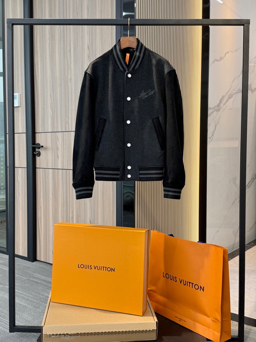 NO:771828,Ready for sale!  Louis Vuitton 2025 Autumn and Winter Baseball Jacket Original original leather, non-market currency Original original leather, non-market currency Original original leather, non-market currency Leather sheepskin + sheep wool Lining cupro fiber Large high-count wool, through multiple milling compression and grinding processes to make the fiber structure tighter, the finished product is stiff and wear-resistant, while retaining the flexibility and warmth of natural wool. Sleeve body suede sheep leather  Imported first-layer sheepskin is selected, which is degreased, tanned, and sanded to form a fine velvet feel. This type of leather has extremely high cutting requirements, and the grain direction must be consistent to achieve a uniform and delicate visual effect after finished clothing. The Louis Vuitton handwritten logo on the chest is embroidered with high-density chain embroidery, and the stitches are arranged tightly and elastically, which not only maintains the three-dimensional sense of the pattern, but also resists loosening over time. Rib weaving  The collar, cuffs, and hem are all made of double-layer thread weaving technology and two-color parallel weaving, which ensures elasticity and anti-deformation performance, and will not loosen easily after long-term wear. Double-needle lock stitching is used for the splicing parts of wool and leather. The wiring is even and high-strength to ensure the tension balance between the fabrics and avoid the leather being pulled and deformed. Accessories and accessories Customized hardware buckle placket fasteners are specially molded to benchmark the original factory, with 1V embossing on both sides.  Logo, the surface has been electroplated and anti-oxidation treated to ensure gloss and durability. The inside of the pocket is covered with twill cloth to enhance durability and avoid deformation of the bag due to frequent use.,, louis vuitton,jackets & coats,sheepskin,Top Customize119860909现货发售！路易威登 2025秋冬棒球夹克 原版原厂皮 , 非市面通货 原版原厂皮 , 非市面通货 原版原厂皮 , 非市面通货 皮料羊皮革+绵羊毛 内衬铜氨纤维 大身高支数羊毛,经多道缩绒压缩与碾磨工艺,使纤维结构更加紧密,成品挺括耐磨,同时保留天然羊毛的柔韧与保暖性. 袖身绒面羊皮革 选用进口头层羊皮,经去脂、鞣制、磨砂打磨形成细腻绒感.此类皮革裁切要求极高,必须保证纹理方向一致,才能达到成衣后均匀细腻的视觉效果. 胸前路易威登手写体 Logo 采用高密度链式绣法,针脚排列紧密且富有弹性,不仅保持图案的立体感,同时经久不易松散. 罗纹织造 领口、袖口、下摆三处均采用双层螺纹机织工艺,双色并线织造,保证了弹性与抗变形性能,长久穿着不易松垮. 拼接走线羊毛呢与皮革的拼接部分使用双针锁缝,走线均匀且强度高,保证面料间的张力平衡,避免皮革拉扯变形. 辅料与配件 定制五金扣门襟扣件为对标原厂专属开模,正反双面均有1V压纹 Logo,表面经过电镀与防氧化处理,保证光泽与耐久度. 袋口工艺插袋内部覆以斜纹布衬,既提升耐用性,也避免因频繁使用导致袋口变形.,,louis vuitton,jackets & coats,sheepskin,Top Customize1,Men's clothing