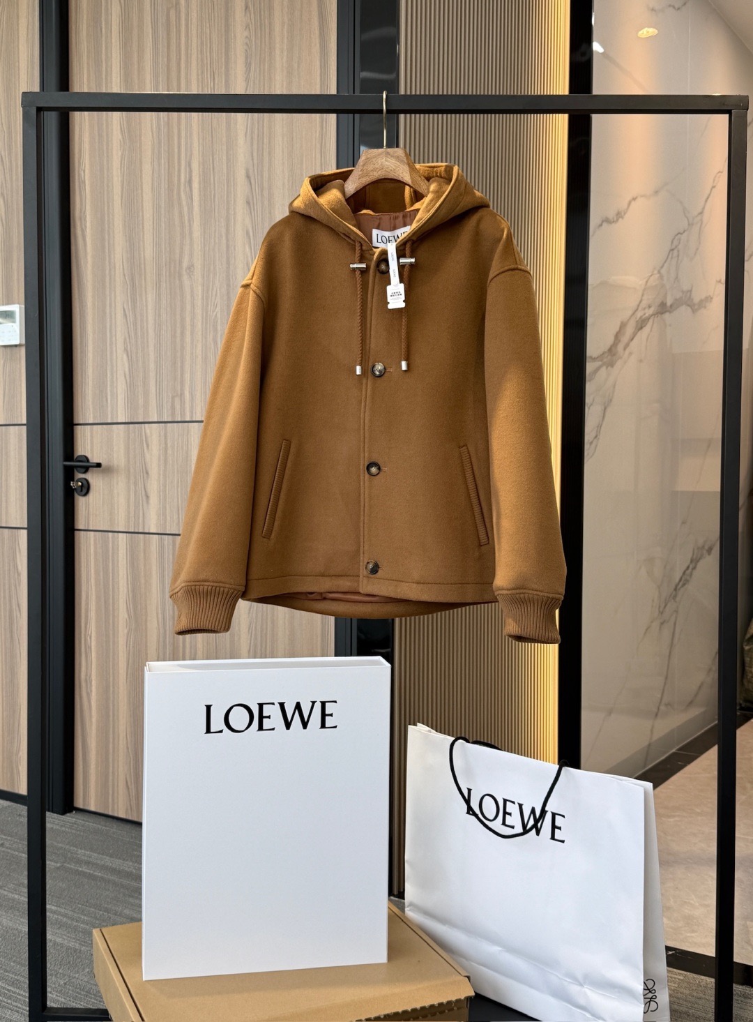 NO:771850,Ready for sale!  Loewe men's wool jacket 2025 new style (original leather, non-market currency) Original leather factory. Non-market currency Genuine leather factory. Non-market currency Genuine leather original factory. Non-market currency Full counter-level packaging This Loewe jacket is made of top-quality pure wool fabric, which reflects the brand's consistent high luxury standards from feel, gloss to structure. The fabric has been processed through high-count worsted spinning process +  Double-sided wool processing, the surface pile is fine and flat, the texture is firm and smooth, and it has a natural soft luster visually. Compared with ordinary wool, Loewe's fabrics have almost no frizz, feel smooth and elastic, have thickness support, and remain light and comfortable. Using the brand's customized chromosome system, the color is full and uniform, especially this caramel camel color, which is warm and luxurious.,,loewe,loewe,jackets & coats,Top Customize119860909现货发售！Loewe 罗意威男装羊毛夹克 2025新款（真皮原厂, 非市面通货） 真皮原厂. 非市面通货 真皮原厂. 非市面通货 真皮原厂. 非市面通货 专柜级全套包装 这款 Loewe 夹克 顶级纯羊毛面料,从手感、光泽到结构都体现了品牌一贯的高奢标准.面料经过 高支精纺工艺 + 双面呢处理,表面绒毛细腻平整,质感紧实顺滑,视觉上带有自然的柔和光泽.相比普通羊毛呢,Loewe 的面料几乎无毛躁感,手感顺滑有弹性,既有厚度支撑,又保持轻盈舒适.采用 品牌定制染色体系,颜色饱满均匀,尤其是这款焦糖驼色 层次温润且更显奢华.,,loewe,loewe,jackets & coats,Top Customize1,Men's clothing