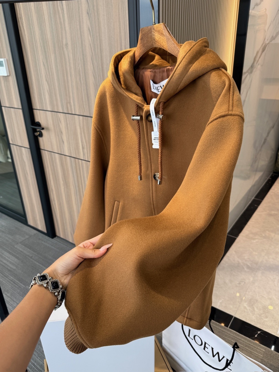 NO:771856,The difference from the ordinary wool version on the market is huge. Compared with ordinary wool, Loewe's fabric has almost no frizz, feels smooth and elastic, has thickness support, and remains light and comfortable.,,loewe,Top Customize119860909与市面普通羊毛版本的区别 可太大了 . 相比普通羊毛呢,Loewe 的面料几乎无毛躁感,手感顺滑有弹性,既有厚度支撑,又保持轻盈舒适.,,loewe,Top Customize1,Men's clothing