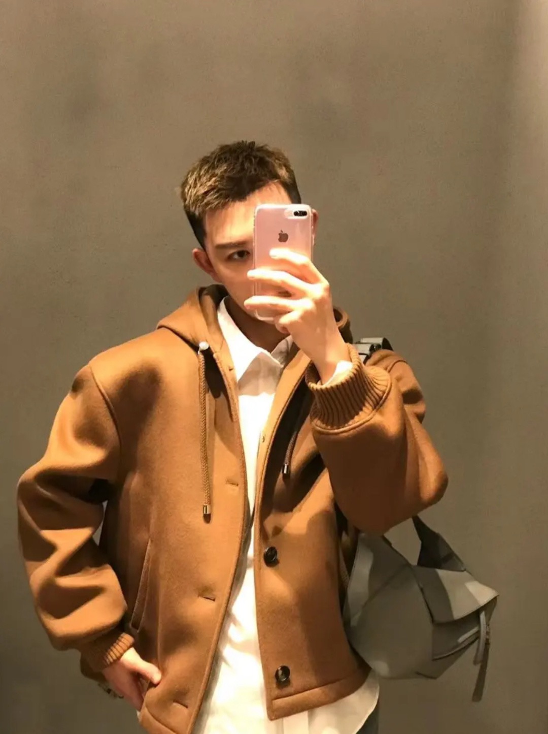 NO:771868,Boys' outfits. Learn how to wear autumn and winter atmosphere. LOEWE's caramel-colored wool jacket is really too 6. The warmth and soft touch brought by wool are incomparable. The whole version is quite wide. The following casual matching is not only low-key and luxurious, but also easily creates a fashionable and handsome look.,loewe,loewe,jackets & coats,Top Customize119860909男生穿搭 秋冬氛围感穿搭学起来 LOEWE罗意威这件焦糖色羊毛外套真的还是太6了 羊毛带来的温暖感和柔软触感不可比拟了 整个版型比较挺阔哦 下面随意搭配不仅低调奢侈 轻松打造时髦帅气感,,loewe,loewe,jackets & coats,Top Customize1,Men's clothing