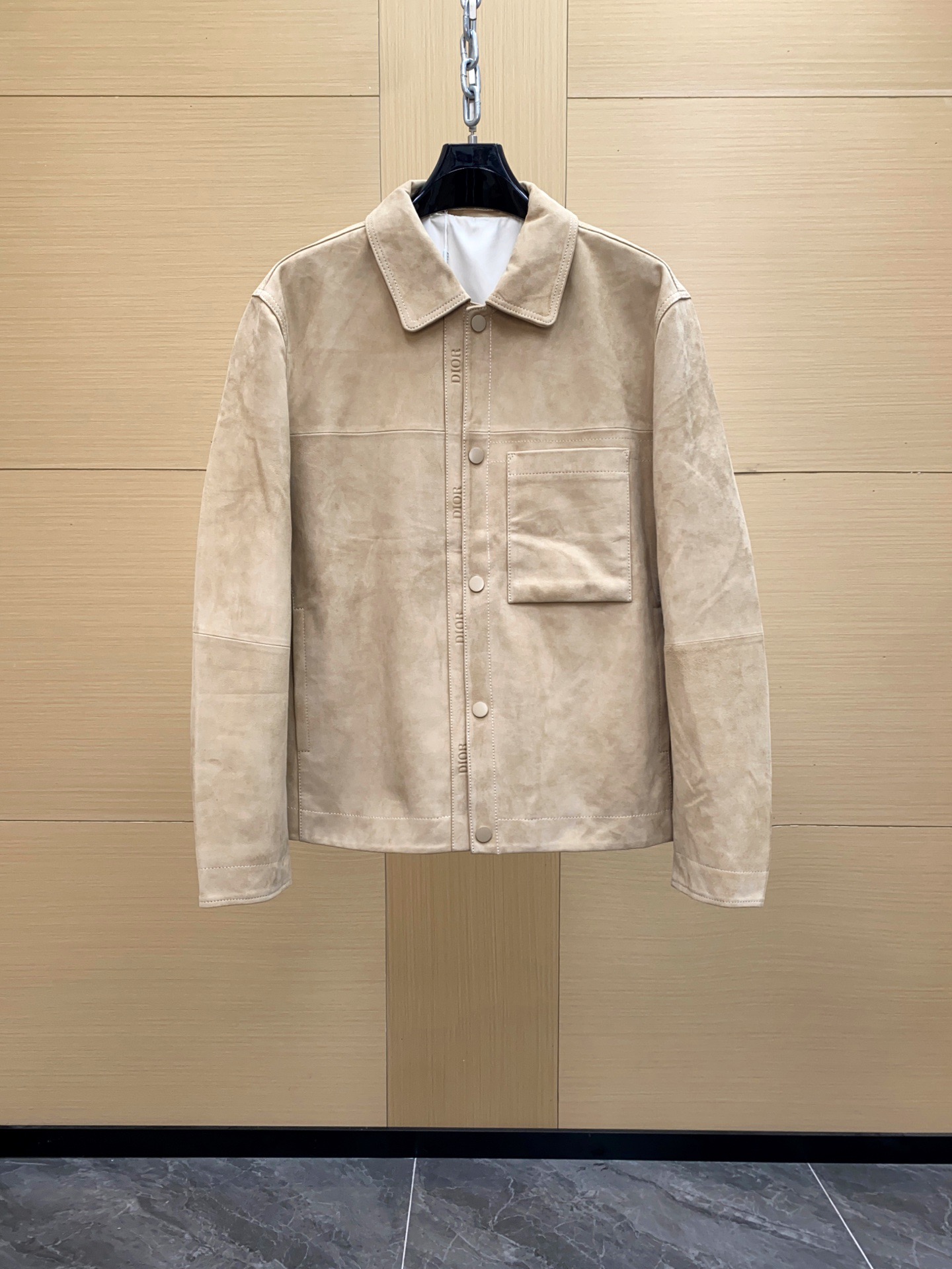 NO:771872,Dior Dior 25 men's jacket lambskin snap closure chest patch pocket fashion new style This jacket is a must-have in everyone's wardrobe. It is made of lambskin suede, has a Dior logo printed on the snap closure and has a patch pocket on the front. It is ideal for a casual look in any season. Sizes 48-56,, dior, dior, jackets & coats, sheepskin, Top Customize119860909Dior 迪奥25 男士夹克小羊皮按扣开合胸前贴袋时尚新款 这款夹克是每个人衣橱中的必备单品.它采用小羊皮反绒皮制成,按扣开合处印有迪奥标志,正面设有一个贴袋.无论在任何季节,它都是打造休闲造型的理想之选.尺码48-56,,dior,dior,jackets & coats,sheepskin,Top Customize1,Men's clothing