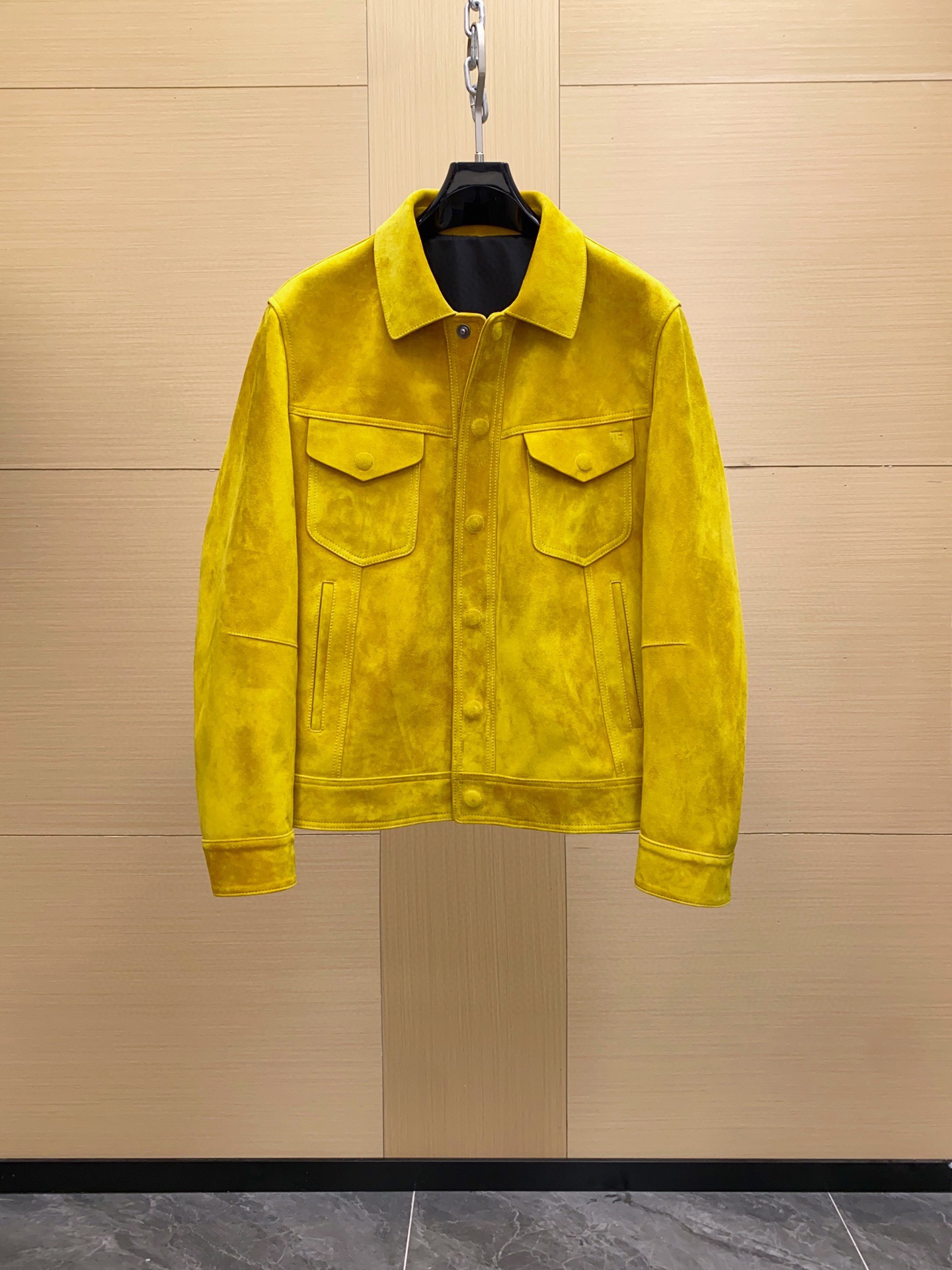 NO:771877,TOM FORD 2025 autumn and winter new style is new. This model is the work of the new creative director Haider Ackermann. The lemon yellow suede jacket is made of South African mixed suede sheepskin!  The jacket is a classic lapel short version, equipped with chest flap pockets and snap-button access control, combining retro and workwear styles. The bright lemon yellow color is very visually eye-catching. Sizes 48-56,,tom ford,jackets & coats,sheepskin,chamois leather,Top Customize119860909TOM FORD 2025秋冬新款上新 此款是新任创意总监 HaiderAckermann作品 柠檬黄配色麂皮绒夹克,采用南非混种绒面羊皮制作！夹克为经典翻领短款版型,配有胸前翻盖口袋和按扣门禁,兼具复古与工装风格.鲜亮的柠檬黄配色在视觉上非常醒目.尺码48-56,,tom ford,jackets & coats,sheepskin,chamois leather,Top Customize1,Men's clothing