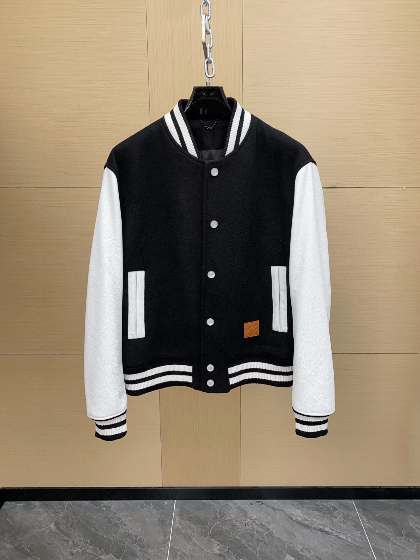 NO:771884,Ready for sale!  1V/Louis FW25 Nigo series patchwork leather pearl buckle leather trimmed front pockets baseball belted baseball jacket. This baseball belted jacket has a velvet LV patch on the chest and embroidered beads to highlight the season's dandy theme. The grained leather sleeves are embossed with Damier patterns and the Pontneuf L. Vuitton deposee embroidered logo is written on the back. It upgrades classic American sportswear with the brand's exquisite craftsmanship. Sizes 48-56, Louis  vuitton,louis vuitton,jackets & coats,Top Customize119860909现货发售！1V/路易 FW25 Nigo系列拼皮珍珠扣皮革镶边前袋饰棒球束腰棒球服夹克 本款棒球束腰夹克为胸前丝绒LV 贴饰融入刺绣珠饰,点明当季丹迪主题.粒面皮革衣袖压印 Damier 图案,后部抒写 Pontneuf L. Vuitton deposee刺绣标识,以品牌精湛匠艺升级经典美式运动着装 尺码48-56,,louis vuitton,louis vuitton,jackets & coats,Top Customize1,Men's clothing