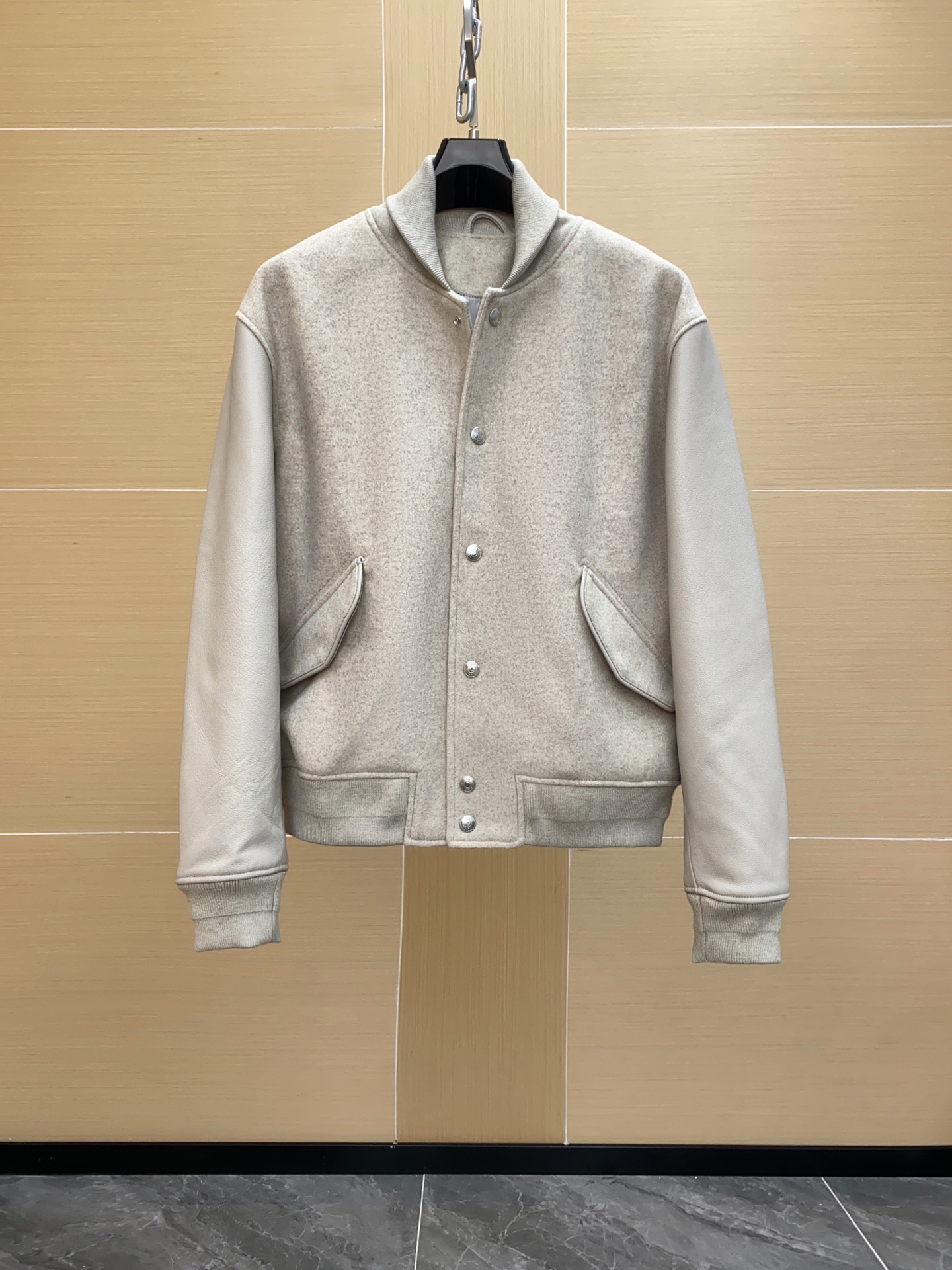 NO:771904,Dior Autumn and Winter Men's Wear, the latest off-white cow leather baseball jacket from the official website. The same level of authenticity is worth 35,000. Made of authentic materials. The back is decorated with the Christian DR Couture 1947 logo of the same tone. Combined with the patchwork process, patchwork is also called applique embroidery. It is a form of embroidery that sews other fabrics on clothing. The stitching method prevents the threads or rough areas on the outer edge of the fabric from being exposed, highlighting the sense of style.  The upper body is synonymous with high-end elegance and handsomeness. Carefully crafted from off-white cow leather and sheep wool, this jacket is a new product of the 2024 summer men's wear series, highlighting the streetwear style. Carefully crafted from off-white cow leather, the back is decorated with the Christian Dior Couture 1947 logo to commemorate Dior.  A historic vintage. Inspired by American college style, it features contrasting fabrics and a modern silhouette. Can be paired with trousers for a stylish casual look. Sizes 46-56,, dior, jackets & coats, cowhide, Top Customize119860909迪奥 秋冬男装 同步官网最新米白色牛皮革棒球夹克 . 同等级正品35000的价值.真品原料打造 . 背面饰以同色调 Christian DR Couture 1947 标志 结合贴布工艺,贴布绣也称补花绣,是一种将其他布料剪贴绣缝在服饰上的刺绣形式.针法锁边,使布料外缘的线头或者毛糙处不外露,突出造型感 上身就是高档贵气与帅气的代名词 . 米白色牛皮革与绵羊毛精心制作 这款夹克是二零二四夏季男装系列新品,彰显街头服饰风格.采用米白色牛皮革精心制作,背面饰以 Christian 迪奥 Couture 1947 标志,纪念 迪奥 具有历史意义的年份.灵感源自美式学院风格,搭配对比鲜明的面料,呈现现代廓形.可与长裤搭配,打造时尚的休闲造型.尺码46-56,,dior,jackets & coats,cowhide,Top Customize1,Men's clothing