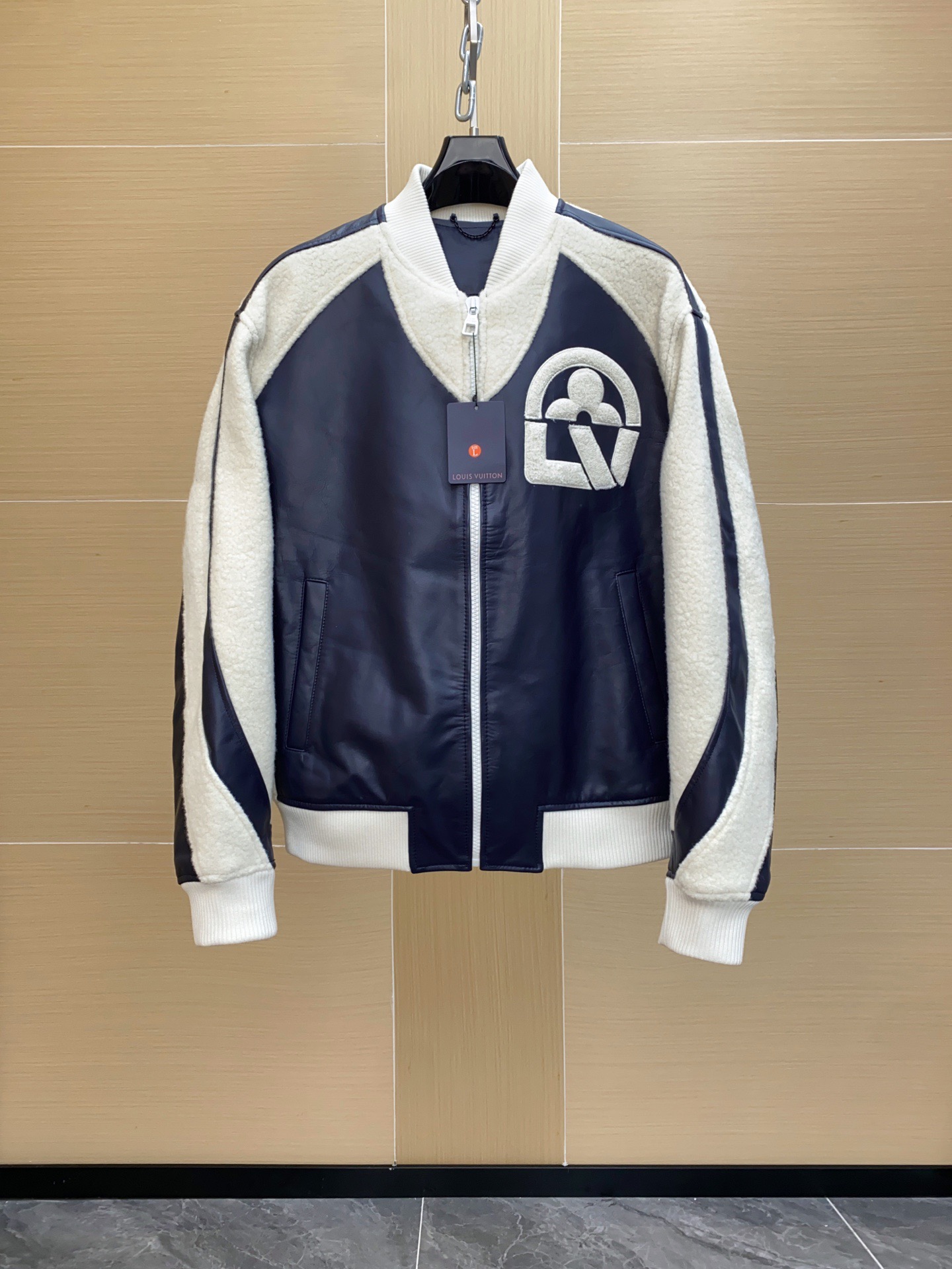 NO:772215,New arrivals from Louis Vuitton!  Top version!  Wool patchwork leather jacket!  Monogram logo spliced ​​with fur embossing, original die-matched hardware; washed wheat and main wheat consistent, updated classic version, embroidered with unique letters and color matching to create a slim fit, clear and luxurious hardware engraving, super stylish upper body, highlighting the brand's charm and style, a must-have for men and women!  Size 48-56,,louis vuitton,jackets & coats,leather jacket,Top Customize119860909Louis Vuitton新品！顶级版本！羊毛拼接皮衣夹克！Monogram标识拼接毛皮压花 原版开模对版五金；水洗麦主麦一致 焕新经典版型,刺绣独特字母演绎彩搭配修身的版型打造,清晰奢华的五金刻字,上身超级有型,彰显品牌魅力与格调所在,男女同款必入！尺码48-56,,louis vuitton,jackets & coats,leather jacket,Top Customize1,Men's clothing