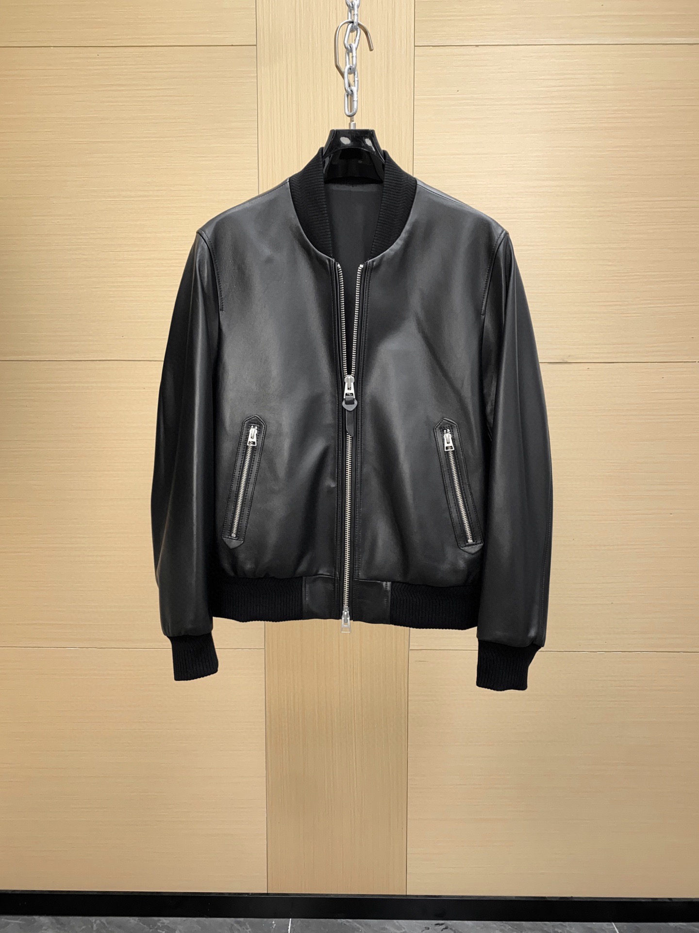 NO:772153,The first exclusive series on the entire network is the heavy-hitting Tom Ford men's leather bomber jacket!  This series is too gentlemanly and has too much sense of taste. It’s heavyweight right after it’s put on the shelves. Original genuine leather, authentic lambskin. Just look at the texture of the leather. This kind of good product can be sold at shopping mall counters. It can easily be sold in shopping malls for tens of thousands. Genuine development. You will know what the real thing is when you get it!  Not made by looking at pictures for the market. The main material is lambskin. The original version is developed. Even if there is an early bird version in the market later, there are many details that you can’t see. Tom Ford, jackets & coats, sheepskin, Top Customize119860909全网独有系列 头款即重磅 Tom Ford 汤姆 福特 男士皮质飞行员夹克 ！ 这个系列太绅士 品味感太足  上架即重磅 原版真皮 正品小羊皮 直接看皮料质地,这种好货,商场专柜,随随便便卖商场轻松上万  正品开发 你们拿到就知道什么叫真货！ 非市面看图做货 ,主料小羊皮革 原版开发 后边就算有市场早鸟版本也有很多细节都入不了眼,,tom ford,jackets & coats,sheepskin,Top Customize1,Men's clothing