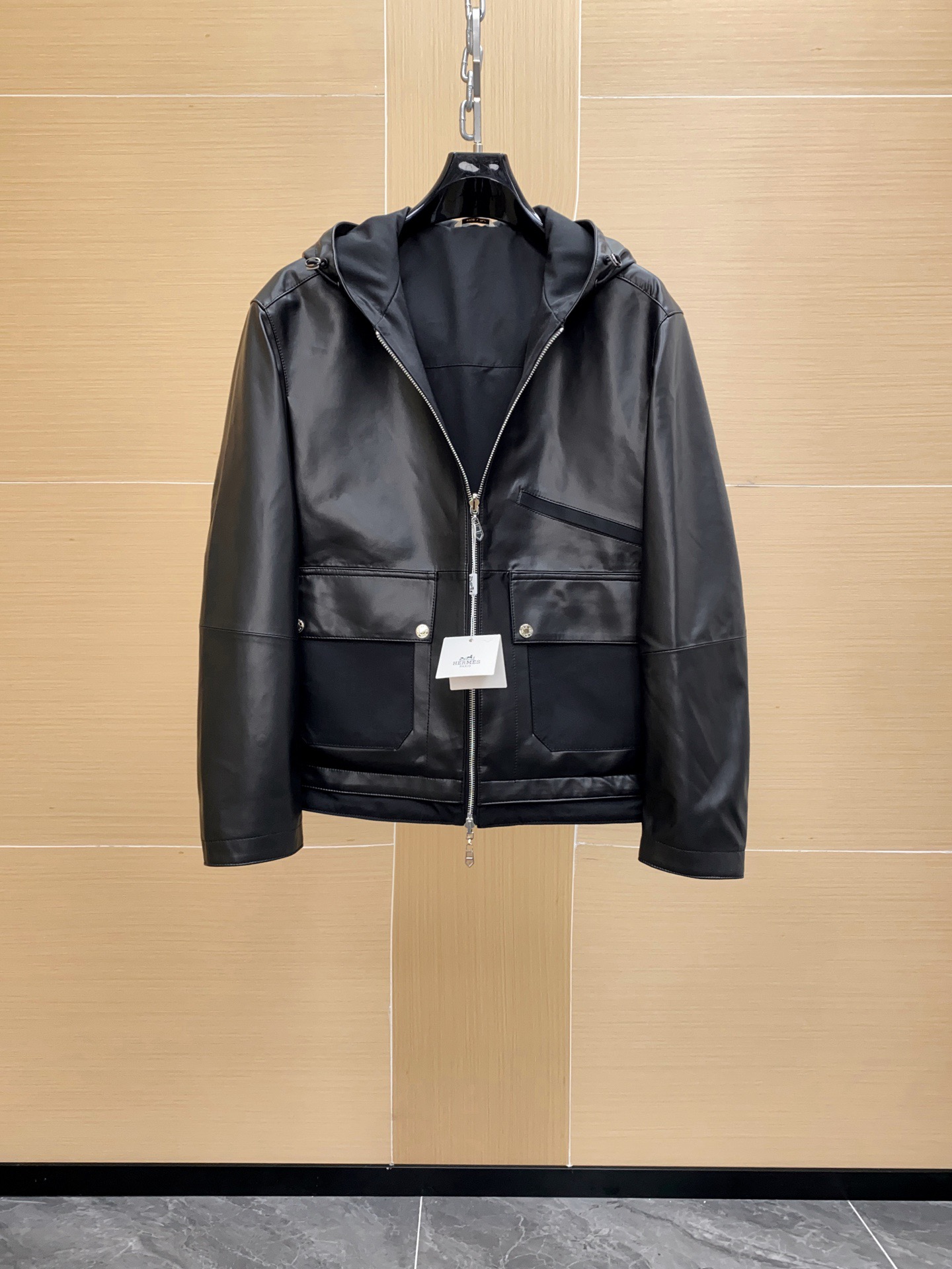 NO:772197,Hermes men's reversible jacket, a heavy-duty high-end product, a new model for the 25th spring show, officially sold simultaneously, a high-frequency matching style in posters and albums, a star-level item!  As a must-have signature type every season, it is enough to prove its super popularity and status. Whether it is fashion week street photography or major brand shows, it has its own popularity. The excellent version has a modern design, and it is a jacket with a full sense of style!  H family has always been a high-luxury line. This sheepskin jacket has a leather jacket on the front and a cloth jacket on the inside. It can be worn in two ways. It is absolutely affordable and has different styles. It emphasizes details and quality!  There is no doubt that this single leather jacket will be the signature of the H family this autumn and winter. The four-button buckle is the same as that of the counter. The whole body design follows the genetic aesthetics of the H family, with an improved lapel shape and a distinctive logo. It is retro and age-reducing, full of youthfulness and vitality, and its fashionability instantly soars!  Size 48-56,,hermes,hermes,jackets & coats,jackets & coats,leather jacket,sheepskin,Top Customize119860909Hermes 爱马仕男士双面穿夹克外套,重磅高端臻品,25年春季秀场新款,官方同步售卖,海报画册高频搭配款,属于明星级的一款单品！ 作为每季必出的招牌类型,足以印证其超强的人气和地位,无论时装周街拍还是各大品牌秀场都自带热度,优良的版型兼具现代感的设计,造型感十足的一款外套！ H家一直是高奢路线,这款绵羊皮夹克正面是皮衣,内侧是布衣,两穿,绝对实惠,不同风格,强调得是细节与品质！毋庸置疑,这款单品皮衣必是今年秋冬H家的招牌担当.四合扣更是与专柜无异 通体设计沿袭了H家的基因美学,改良式的翻领造型,辨识度鲜明标志,复古减龄充满年轻态及活力感时髦度瞬间飙升！尺码48-56,,hermes,hermes,jackets & coats,jackets & coats,leather jacket,sheepskin,Top Customize1,Men's clothing