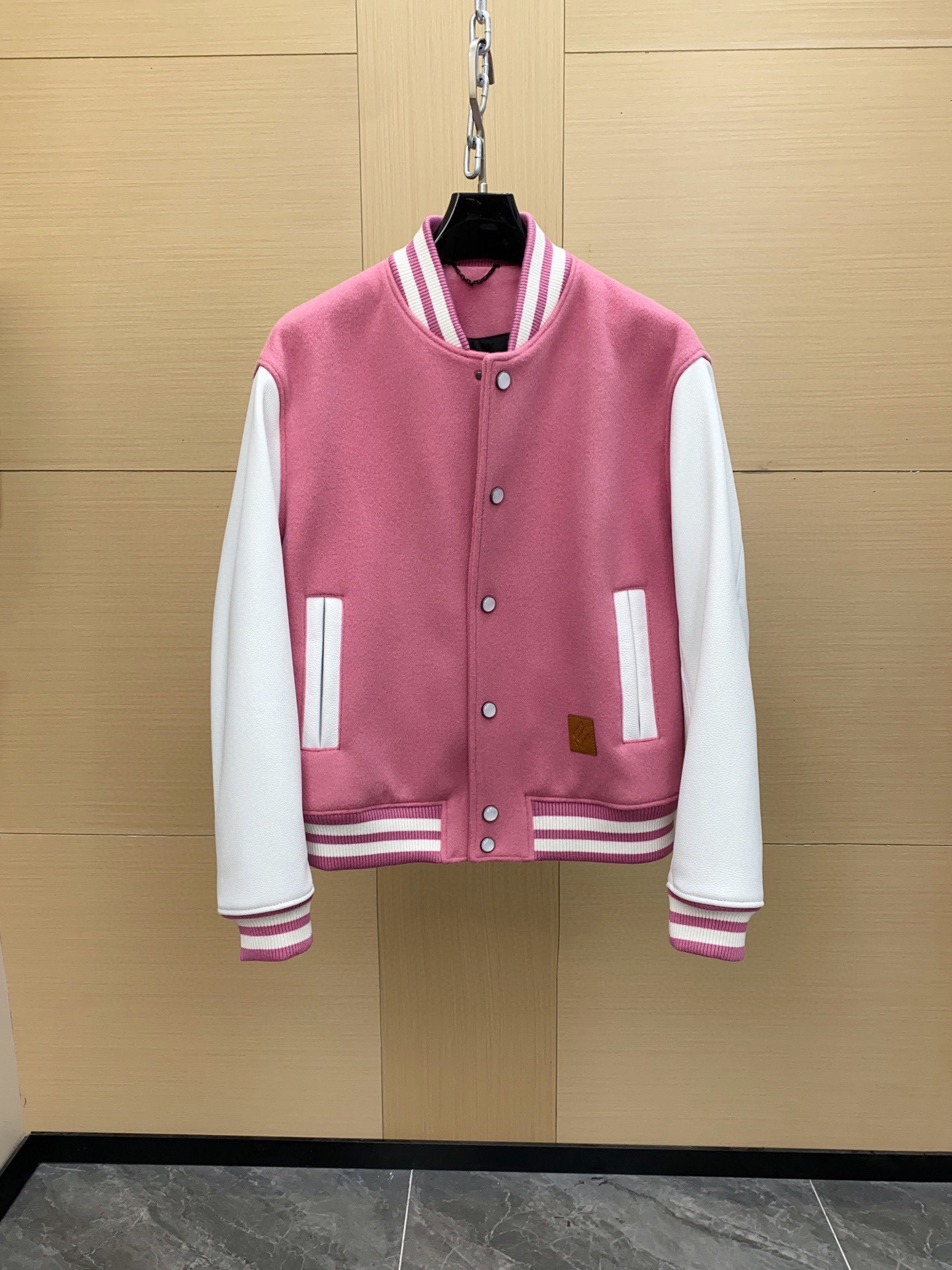 NO:772217,Ready for sale!  1V/Louis FW25 Nigo series patchwork leather pearl buckle leather trimmed front pockets baseball belted baseball jacket. This baseball belted jacket has a velvet LV patch on the chest and embroidered beads to highlight the season's dandy theme. The grained leather sleeves are embossed with Damier patterns and the Pontneuf L. Vuitton deposee embroidered logo is written on the back. It upgrades classic American sportswear with the brand's exquisite craftsmanship. Sizes 48-56, Louis  vuitton,louis vuitton,jackets & coats,Top Customize119860909现货发售！1V/路易 FW25 Nigo系列拼皮珍珠扣皮革镶边前袋饰棒球束腰棒球服夹克 本款棒球束腰夹克为胸前丝绒LV 贴饰融入刺绣珠饰,点明当季丹迪主题.粒面皮革衣袖压印 Damier 图案,后部抒写 Pontneuf L. Vuitton deposee刺绣标识,以品牌精湛匠艺升级经典美式运动着装 尺码48-56,,louis vuitton,louis vuitton,jackets & coats,Top Customize1,Men's clothing