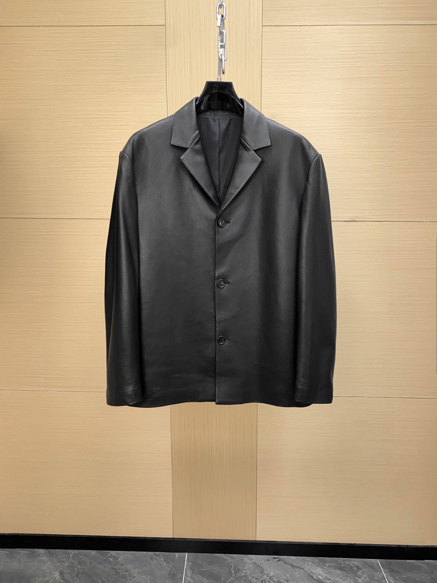 NO:772195,THE ROW fashion style business casual suit-style leather jacket, product from Italian-Belgian trading company, high-end show limited edition, high-end Ukrainian OEM product, 25F/W autumn and winter new product, classic trump card item!  !  A leather jacket with an excellent sense of design. It has a suit-like silhouette. The style still continues the design tone, taking the sophisticated and capable route to the extreme. It is both solemn and harmonious. It is dominated by fabrics and quality. The metal nameplate and zipper embellishment reshape the classic, fashionable and highlight the brand identity!  The overall materials are extremely luxurious and the configuration is unmatched. The top Italian sheepskin supplied by customers is the best mass-produced leather in the industry. It is quite heavy and expensive. The leather has first-class toughness and texture, and its breathability is also superior!  The overall details have a strong sense of quality, all accessories are supplied by customers, the pattern is well-tailored, the upper body is full of shape, and it is easy to highlight the smart and neat spirit. The classic button design is a piece of equipment worth investing in!  Size 48-56,,jackets & coats,leather jacket,business suit,sheepskin,Top Customize119860909THE ROW 时装款商务休闲西装式皮衣外套,意比贸易公司货,高级秀场限定款,高端乌克兰代工出品,25F/W秋冬新品,经典王牌单品！！ 设计感非常出色的一款皮衣,西装式的轮廓造型,风格仍然延续了设计基调,将轻熟干练的路线发挥到极致,亦庄亦谐,以面料和品质为主导,金属铭牌与拉链点缀重塑了经典,时髦且彰显了品牌身份！ 整体的用料极致奢华,无敌的配置,客供的意大利顶尖羊皮 属于业界最上乘的量产皮料,颇为重磅且矜贵,皮料韧性度与质感一流,透气性亦优越！ 整体细节品质感超强,辅料全系客供,版型剪裁精良,上身型款十足,极易凸显出干练利落的精神气,经典粒扣设计,非常值得投资的装备！尺码48-56,,jackets & coats,leather jacket,business suit,sheepskin,Top Customize1,Men's clothing