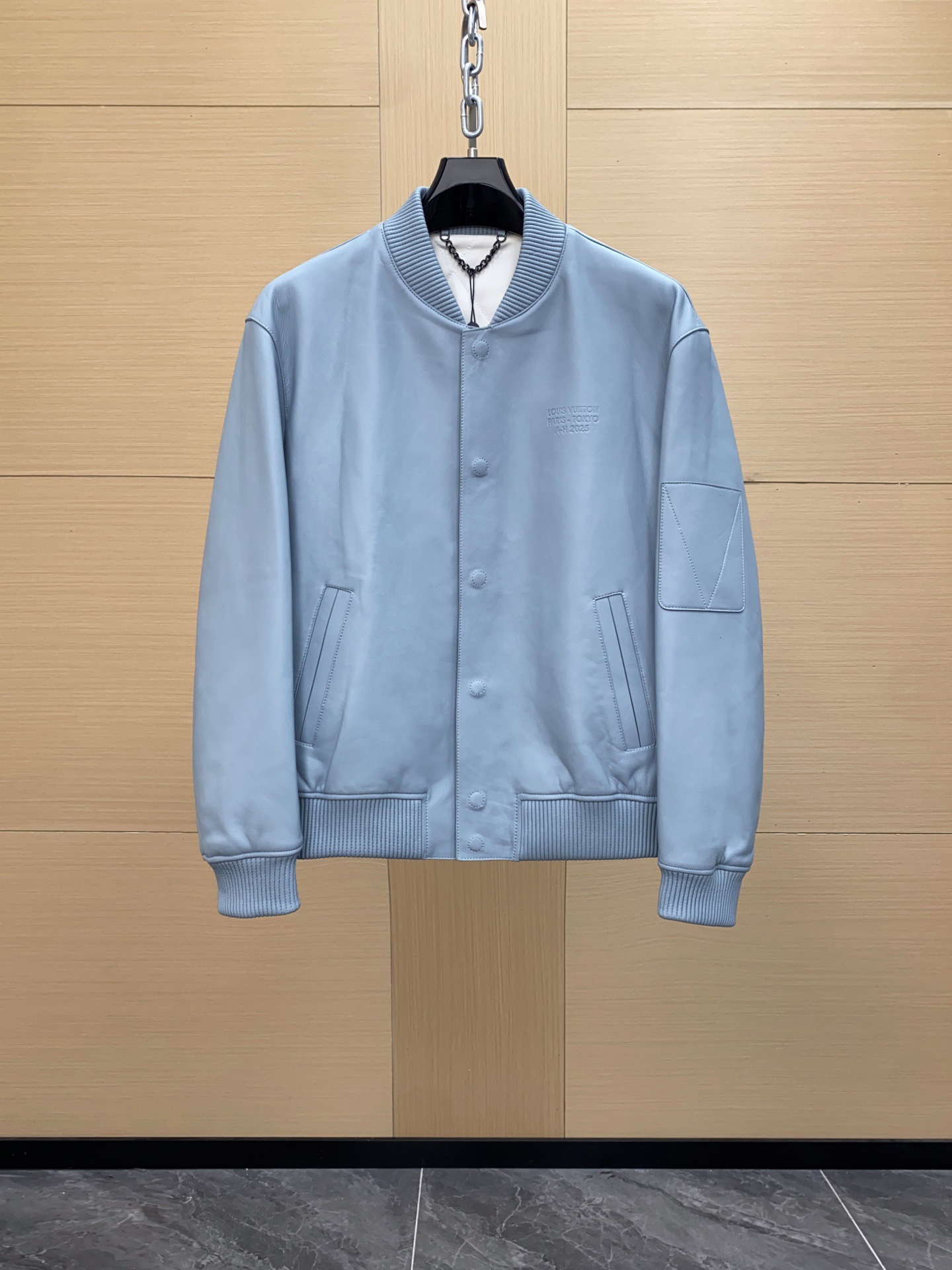 NO:772221,1V 2025 autumn and winter men's high-end fashion, business and casual styles, HK foreign channel products, tasting grade products, official counter display, the latest model in 25 years!  !  This jacket is mainly two-tone, blue and gray, and has a high-flying style. It has a basic baseball style, three-dimensional cutting dividing lines, and pays attention to human comfort aesthetics. It meets the regular and orthodox dressing needs that are inclusive of all occasions. It is highly recognizable, shows the vibrant colors of the city, and is highly moldable and practical!  The fabric is lambskin imported from Australia. It is uncoated and has an excellent feel. However, the leather surface will maintain the original sheepskin skin. The leather scalp is soft and tough. It has both comfort and breathability. The upper body is light and unburdened. The overall details are of high quality. All accessories are supplied by customers. It is very expensive and luxurious!  The details are full of craftsmanship. The embossing process on the front and back is made from original molds. The accessories are all provided by customers. The workmanship is extremely rigorous and elegant. The overall outline structure continues the basic shape of V Dengjia and expresses the simple and elegant characteristics in place. The chest is printed with the latest brand LOGO. The upper body is full of style. It can be used for both business and leisure. It can easily control various body shapes and the outfit meets the needs of the transition season!  Size 48-56,,jackets & coats,sheepskin,Top Customize1198609091V 2025秋冬男士高端时装商务休闲款HK洋行渠道货,品鉴级产物,官柜主推展示,25年最新款！！ 该款夹克两色蓝色灰色为主调,风格飞扬.基础棒球款的版型,立体裁剪分割线,考究人体舒适型美学.满足于常规正统且包容所有场合的的着装需求,辨识度鲜明,尽显都市活力色彩,且塑造性和实穿性极高！ 面料是澳洲进口小羊皮,无涂层,手感极佳,但是皮面会保持羊皮原有皮样,皮质头皮柔软并且韧性十五足.舒适性与透气性兼备,上身轻便且无负担感,,整体细节品质感超强,辅料全系客供,非常贵奢高级！ 细节之处尽显匠心工艺,前身后背压花工艺原版开模定制,辅料皆为客供,做工极为严谨考究,通体的轮廓构造延续了V登家基础形态,将简约大气的特征表现到位,胸前印花饰有最新品牌LOGO标识,上身型款十足,商务与休闲兼备,轻松驾驭各种身型,穿搭符合过渡季的需求！尺码48-56,,jackets & coats,sheepskin,Top Customize1,Men's clothing