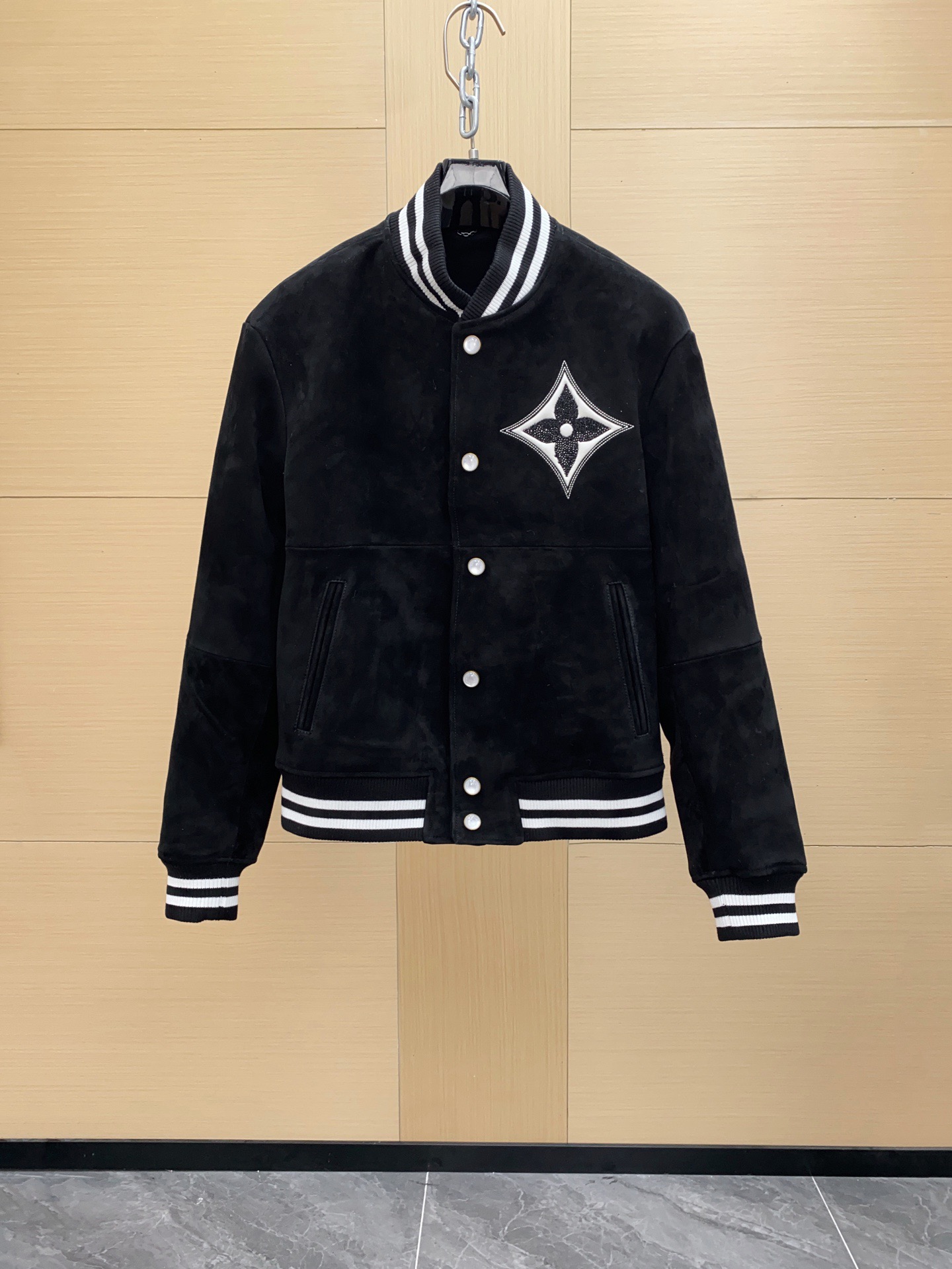 NO:772237,Top version ~ LV 24FW new crystal inlaid floral hybrid lambskin bomber belted baseball jacket. The leather is made of hybrid suede sheepskin imported from Australia. Original customized hardware. Original version development. Sizes 48-56, Louis Vuitton, jackets & coats, sheepskin, Top Customize119860909顶级版本～LV 24FW新款水晶镶嵌花卉混种小羊皮飞行员束腰棒球服夹克 皮料采用澳洲进口混种绒面羊皮 原版定制五金 原样对版开发 尺码48-56,,louis vuitton,jackets & coats,sheepskin,Top Customize1,Men's clothing