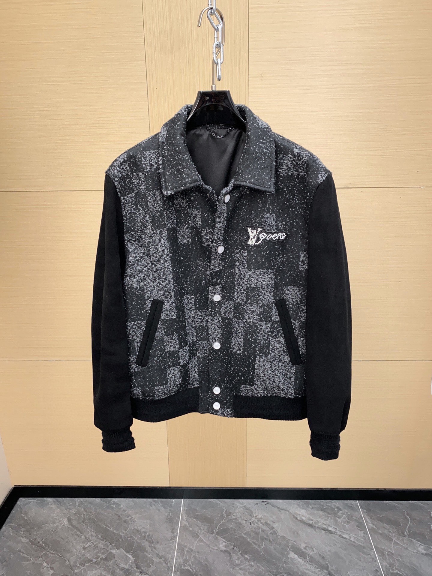 NO:772257,Ready for sale!  1V/Louis SS25 checkerboard camouflage jacquard baseball jacket. It took half a year to customize the original uniform tweed blended fabric. The warp and weft yarns are woven with 22 jacquard processes to create a checkerboard pattern. The sleeves are matched with suede leather sleeves imported from Australia. Sizes 48-56,,louis vuitton,jackets & coats,jackets & coats,Top Customize119860909现货发售！1V/路易 SS25 棋盘格迷彩提花棒球服夹克外套 耗费半年时间 定织原版一致粗花呢混纺面料 经纬纱22道提花工序织出棋盘底纹 袖子搭配澳洲进口反绒皮袖 尺码48-56,,louis vuitton,jackets & coats,jackets & coats,Top Customize1,Men's clothing