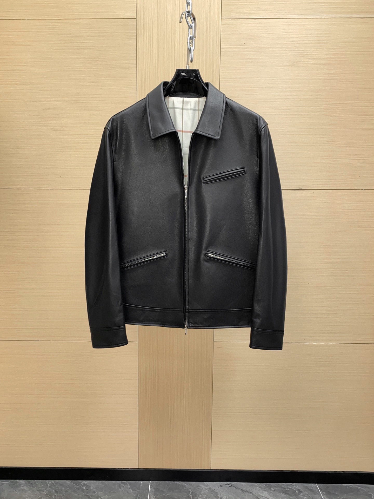 NO:772547,Loro Piana's 2025 Autumn and Winter Men's Cowhide Jacket is a fusion of classics and texture. When the calm atmosphere of autumn and winter is getting stronger, a jacket with both style and practicality is a regular choice in men's wardrobe. Loro Piana's new 2025 Autumn and Winter Men's Cowhide Jacket continues the low-key luxury of 'old money style' with century-old craftsmanship, presenting contemporary gentlemen with a timeless classic.  The soul of this jacket lies in the selection of Spanish first-layer black calfskin. The first-layer leather retains the original delicate texture and natural elasticity of the leather. As time goes by, it will precipitate a unique warm luster. Every texture is a unique mark of the owner's years. The black tone is calm and atmospheric, unobtrusive but has its own aura, making it easy to control business commuting and leisure occasions, showing a restrained style.  The brand's dedication to quality can be seen in the details. The classic plaid design is used on the inside, hiding ingenuity in a low-key manner, and revealing the inadvertent sophistication in the folds; the one-word bag on the chest has neat lines, which not only continues the simplicity of retro aesthetics, but also has practical functions, and it is easy to place small items casually. The overall tailoring fits the body shape but is not restrictive, perfectly integrating the comfort and elegance admired by the 'old money style', without deliberately carving, and it has a relaxed nobility.  From materials to craftsmanship, from design to wearing experience, Loro Piana has always interpreted what true luxury is with its pursuit of perfection. The new men's cowhide jacket for autumn and winter 2025 is not only a jacket to resist the cold wind, but also a symbol of accumulated taste - it belongs to you who know how to appreciate texture and cherish classics. Explore the Loro Piana autumn and winter 2025 series now, and let this cowhide jacket become the finishing touch of your autumn and winter style.  Size 48-56,,loro piana,jackets & coats,jackets & coats,cowhide,Top Customize119860909Loro Piana诺悠翩雅2025秋冬男士牛皮夹克经典与质感的淬炼之作  当秋冬的沉稳气息渐浓,一件兼具格调与实穿性的外套,是男士衣橱里的定番之选.Loro Piana诺悠翩雅2025秋冬新款男士牛皮夹克,以百年匠心续写“老钱风”的低调奢华,为当代绅士呈现穿越时光的经典之作.  甄选西班牙头层黑色小牛皮,是这件夹克的灵魂所在.头层皮料保留了皮革最原始的细腻肌理与自然弹性,随着时光推移,会沉淀出独特的温润光泽,每一处纹路都是独属于主人的岁月印记.黑色基调沉稳大气,不张扬却自带气场,轻松驾驭商务通勤与休闲场合,尽显内敛格调.  细节之处,更见品牌对品质的执着.内里采用经典格纹设计,于低调中暗藏巧思,翻折间流露不经意的精致；胸前一字袋线条利落,既延续了复古美学的简约感,又兼顾实用功能,随手放置小物亦显从容.整体剪裁贴合身形却不束缚,将“老钱风”所推崇的舒适与优雅完美融合,无需刻意雕琢,便自带松弛的贵气.  从材质到工艺,从设计到穿着体验,Loro Piana始终以对极致的追求,诠释着何为真正的奢华.2025秋冬新款男士牛皮夹克,不仅是一件抵御寒风的外套,更是沉淀品味的象征——它属于懂得欣赏质感,更珍视经典的你.  即刻探索Loro Piana 2025秋冬系列,让这件牛皮夹克,成为你秋冬造型的点睛之笔. 码数48-56,,loro piana,jackets & coats,jackets & coats,cowhide,Top Customize1,Men's clothing