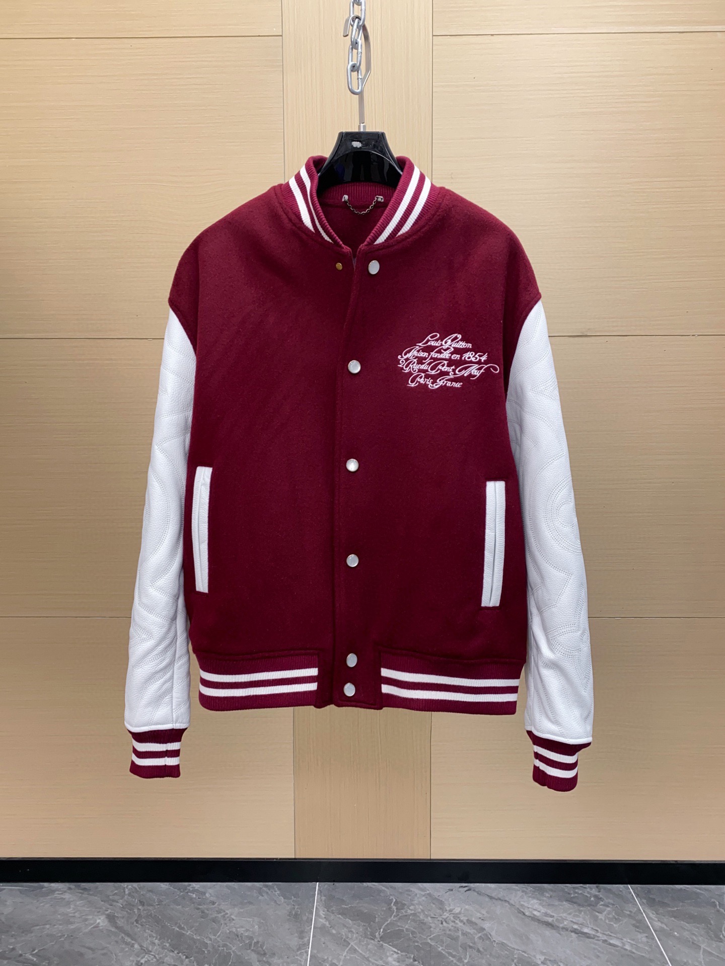 NO:773185,1V 2025SS new baseball uniform, burgundy with white cowhide with monogram embroidered logo, first-layer cowhide material, full of top quality texture, size 46-56,,cowhide,Top Customize1198609091V 2025SS 棒球服新款 酒红配白色牛皮搭配 monogram绣花Logo 头层牛皮材质 质感满满顶级品质 尺寸 46-56,,cowhide,Top Customize1,Men's clothing