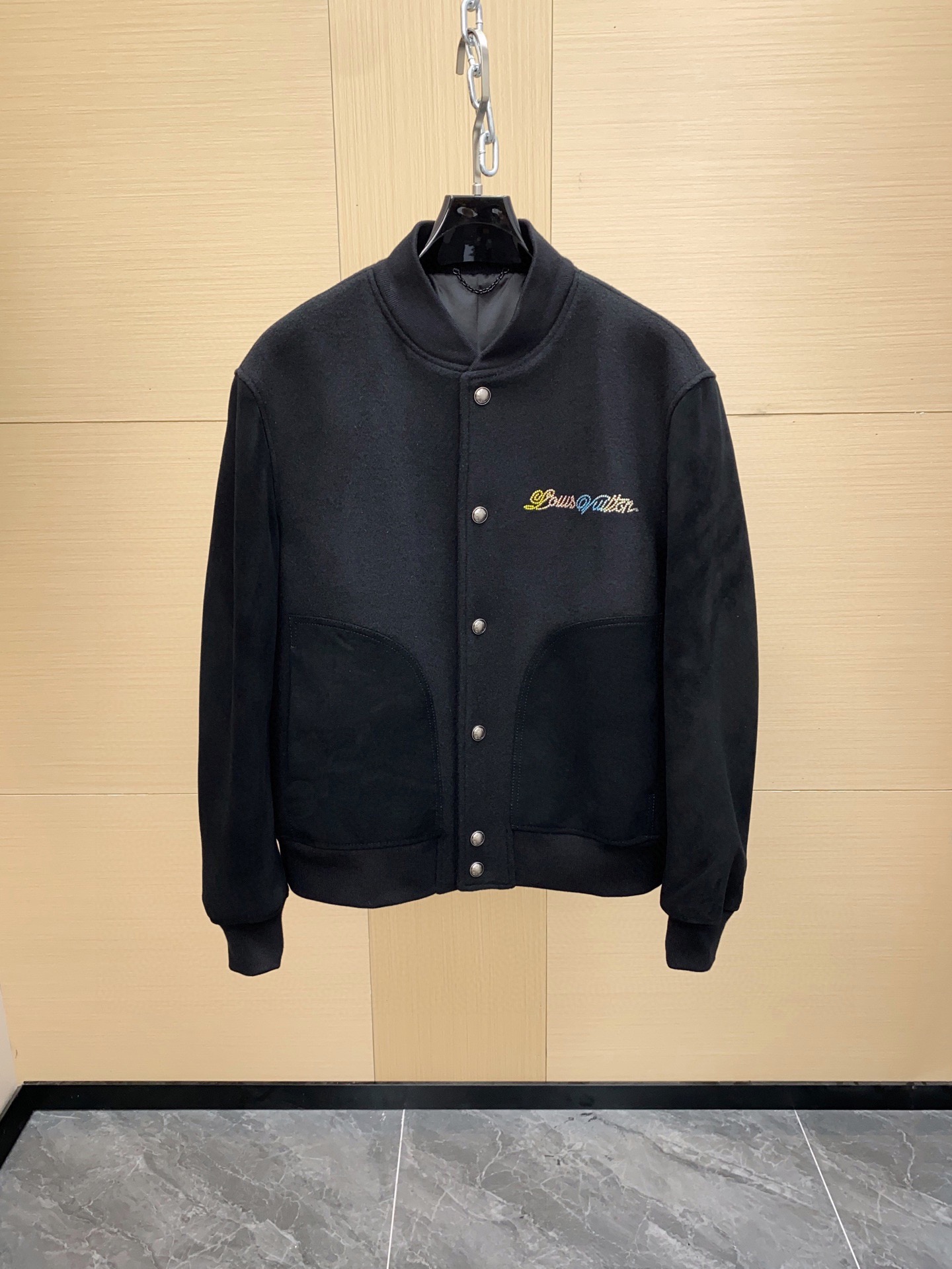 NO:773191,Ready for sale!  1V 25SS Men's Tunic Jacket Wool Blend Sheepskin Baseball Jacket Black Varsity Jacket is made of black wool with sleeves and pockets in fine nubuck leather. Features an elegant italic Louis Vuitton logo on the chest with a gradient effect. This exclusive garment features a large white embroidered Monogram flower and signature pearl logo on the back Sizes 48-56,,louis vuitton,jackets & coats,jackets &  coats,sheepskin,Top Customize119860909现货发售！ 1V 25SS 男装束腰夹克羊毛混羊皮棒球服黑色外套 Varsity 夹克由黑色羊毛制成,袖子和口袋采用精致的磨砂皮革制成.胸前饰有优雅的斜体 Louis Vuitton 标志,呈现渐变效果.这款独家服装的背面饰有白色大号刺绣 Monogram 花朵和标志性的珍珠标志 尺码48-56,,louis vuitton,jackets & coats,jackets & coats,sheepskin,Top Customize1,Men's clothing