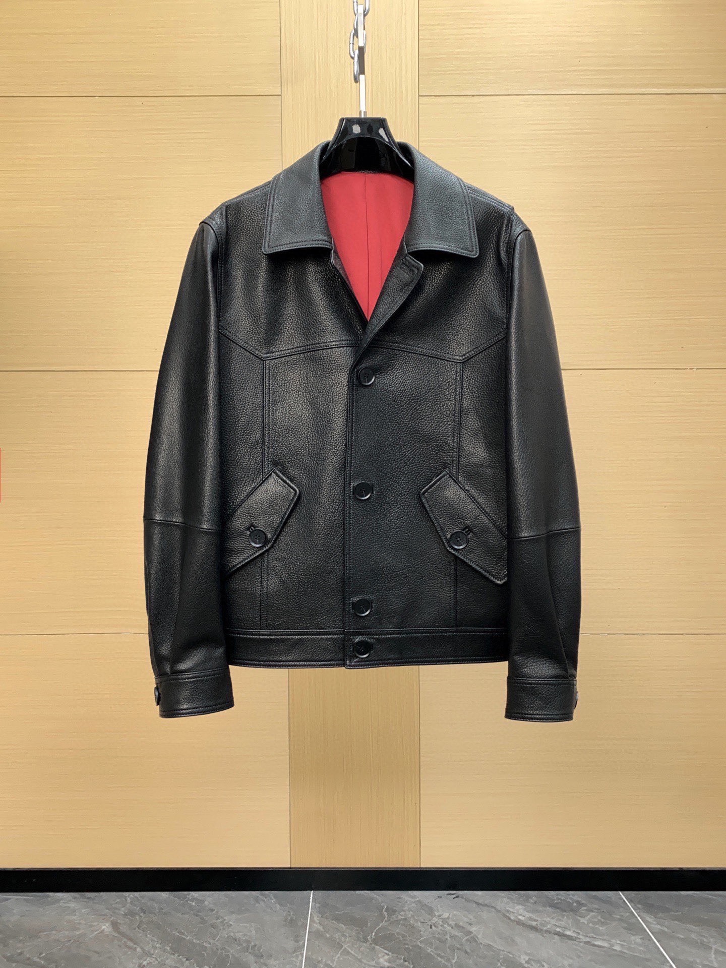 NO:940266,Ready for sale!  BC Men's Brunello Cucinelli Casual Fashion Short Jacket Leather Jacket . Leather Bomber Jacket ｜ Be sure to make it exclusively!  No load on your wallet!  !!!Easily own the highest grade in autumn and winter. Material sheep leather. Lining cupro Brunello.  The material of Cucinelli shows the traditional taste of this short jacket. The jacket is made of selected leather, and the grain matches the slightly irregular texture, creating a unique feature. The shirt-style collar and double placket structure, with flap pockets and practical multi-level storage inner pockets, combined with the standard version, highlight the design of the jacket. Taking into account both functionality and daily wear. The overall version is neat and fitted, interpreting the low-key and luxurious gentleman style. It is a high-end jacket with both casual and elegant temperament.  Detailed zip and press-button double placket | Shirt-style collar | Patch-pocket flap and buttoned hem pockets | Ribbed cuffs and hem | Two buttoned interior pockets and a pen pocket | Lined  Made of high-quality sheep leather, the leather texture is natural and delicate, showing a slightly irregular grain effect, which not only retains the original texture of the real leather, but also highlights the unique sense of high-end. The sheep leather feels soft but has good stiffness, is light and comfortable, and is suitable for long-term wear. The leather has been  The fine tanning and post-processing process effectively improves the wear resistance and tensile strength. The surface has a slight luster, which combines texture and durability. The grain texture shows layered changes under light and shadow, making the overall jacket more three-dimensional. The auxiliary metal zippers and exclusive engraved snap buttons highlight the brand's exquisite style in the details; echoing the smooth touch of cupro fiber inside, the combination of leather and lining ensures comfort and breathability when wearing.  It is also matched with exclusive leather binding and embroidered buttonholes, showing the level of Italian craftsmanship. The cuffs and hem are edged with ribbed fabric, taking into account practicality and design, improving the stability of the overall silhouette, brunello cucinelli,wallets,jackets & coats,jackets & coats,shirts,leather jacket,sheepskin,Top Customize119860909现货发售！BC男装 Brunello Cucinelli 休闲时尚短夹克皮衣外套 . 皮革飞行员夹克 ｜ 认准独家打造！钱包无负荷！!!!秋冬轻松拥有最高档次 材质羊皮革 里料铜氨纤维 Brunello Cucinelli的材料展现了这款短夹克的传统品味.夹克采用精选皮革制作,粒面契合些许不规则的纹理,营造自成一家的特色.衬衫式衣领与双门襟结构,搭配翻盖式口袋与实用的多层次收纳内袋,与标准版型组合,彰显了夹克的设计感.兼顾功能性与日常穿搭.整体版型利落合身,诠释低调奢华的绅士风格,是一款兼具休闲与优雅气质的高端夹克  细节设计拉链和揿扣双门襟 ｜衬衫式领子｜贴袋式翻盖和系扣下摆口袋｜袖口和下摆罗纹编织｜两个系扣内口袋和一个笔袋｜带衬里 选用上乘羊皮革制作,皮面纹理自然细腻,呈现轻微不规则的粒面效果,既保留了真皮的原始质感,又凸显出独特的高级感.羊皮革手感柔软却具备良好的挺括度,轻盈舒适,适合长时间穿着. 皮料经过 精细鞣制与后道处理工艺,有效提升了耐磨性与抗拉强度,表面带有微光泽感,兼具质感与耐用性.粒面肌理在光影下呈现层次变化,使整体夹克更显立体. 辅料金属拉链与专属刻字四合扣,细节中彰显品牌精致格调；与内里 铜氨纤维的顺滑触感相互呼应,皮革与衬里的结合保证了穿着时的舒适性与透气性. 并搭配专属皮革包边与刺绣扣眼,尽显意大利工艺水准.袖口与下摆使用罗纹织物收边,兼顾实用性与设计感,提升整体廓形稳定度,,brunello cucinelli,wallets,jackets & coats,jackets & coats,shirts,leather jacket,sheepskin,Top Customize1,Men's clothing