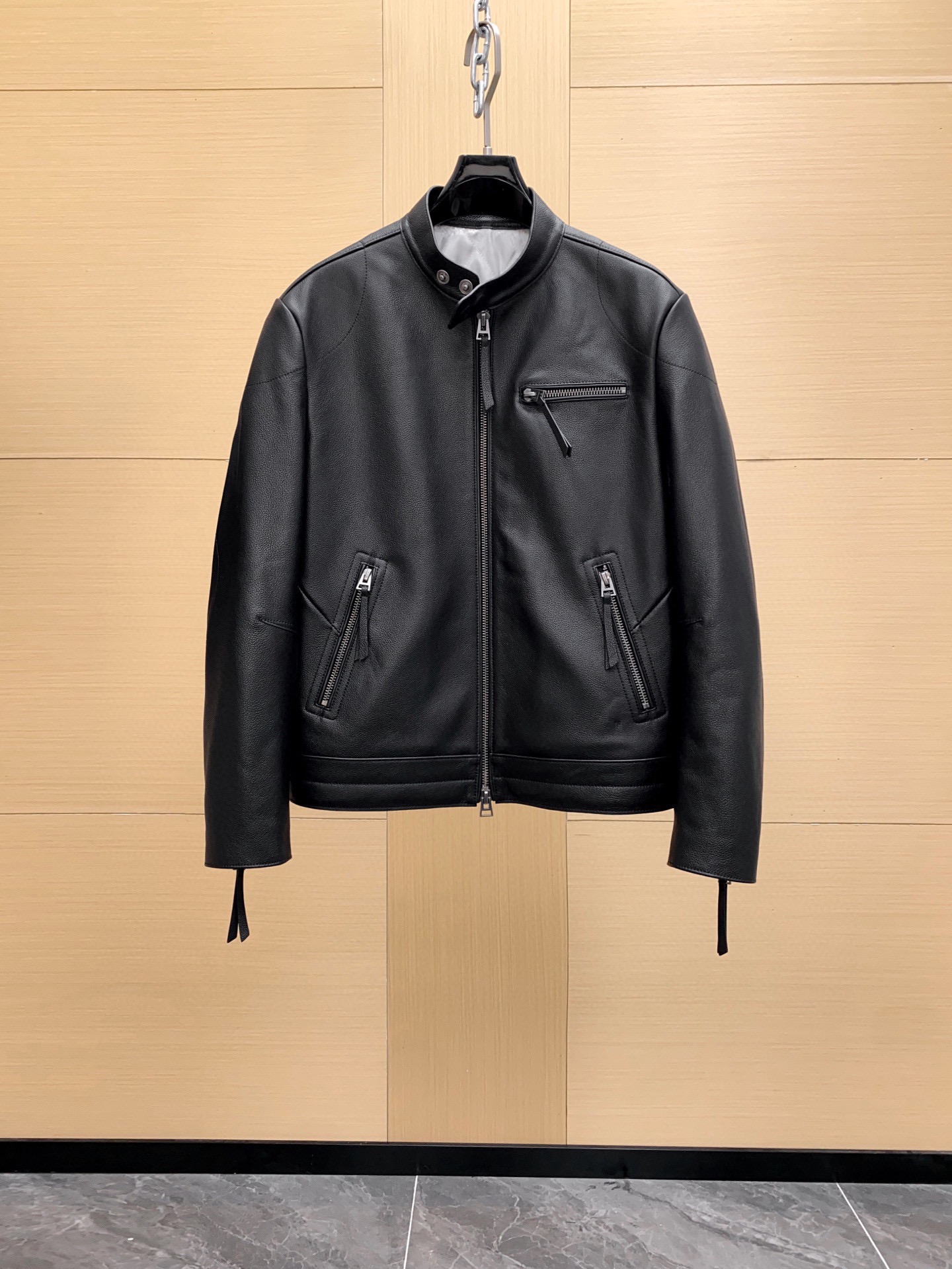 NO:940300,Ready for sale!  TOM FORD 2025 Autumn and Winter Motorcycle Leather Jacket is designed by the new creative director Haider Ackermann. It is made of high-quality black cowhide, with a stand-up collar + zipper design. It is simple and cool, with a slim cut, making you look slimmer and taller!  Limited sale, very popular in fashion circles!  Essential items for autumn and winter wear, sizes 48-56,, tom ford, jackets & coats, cowhide, Top Customize119860909现货发售！TOM FORD 2025秋冬机车皮夹克,由新任创意总监Haider Ackermann设计,选用高品质黑色牛皮,立领+拉链设计,简约又酷飒,修身剪裁,显瘦显高！限量发售,潮流圈超受欢迎！秋冬穿搭必备单品,尺码48-56,,tom ford,jackets & coats,cowhide,Top Customize1,Men's clothing