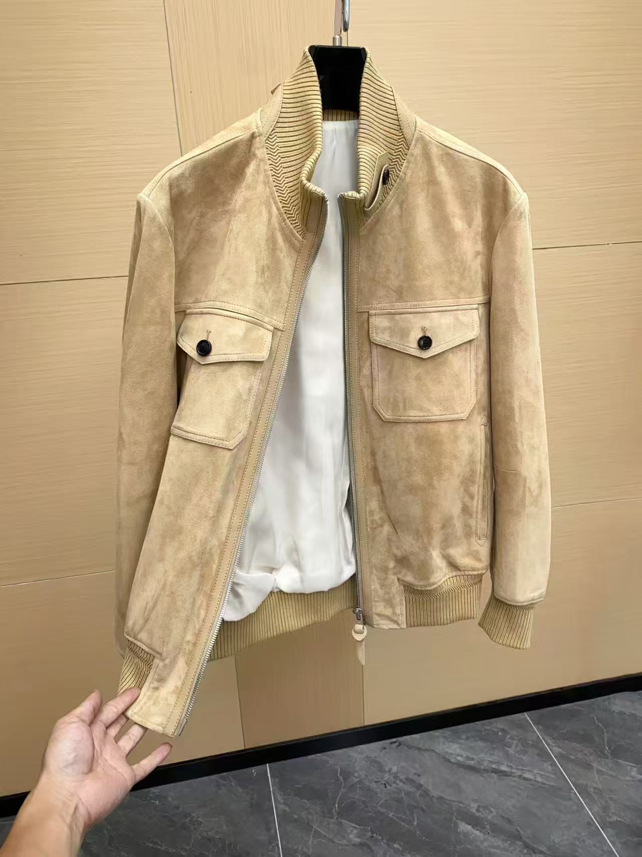 NO:940317,Highly recommended TF25 autumn and winter new product designer Tom Ford in 2005  He launched his own brand of the same name for the first time in 2016, and re-examined the relationship between retro and modernity with his skillful design techniques and unique aesthetic language. This top jacket outlines a strict silhouette with neat strokes. It is made of mixed-breed sheep imported from Italy. There are many suede goats on the market. Please be sure to compare the softness and make sure you get the goods at the same price. It has a retro atmosphere; the minimalist jacket adds visual highlights and is full of coolness. The original hardware is supplied by the customer. The code number is 48-56,, tom ford, tom  ford,jackets & coats,Top Customize119860909重磅推荐TF25秋冬新品设计师 Tom Ford 于 2005 年首次推出了自己的同名品牌,并凭借他娴熟的设计手法和独到美学语言重新论述复古与现代的关系.这款上衣夹克以利落笔触勾勒严谨廓形,由意大利进口混种羊,面皮材质打造,市面上很多绒面山羊,请一定要对比手感柔软度,确保一份价钱一份货,颇具复古气息；极简夹克增添视觉亮点,酷感十足,原版五金客供 码数48-56,,tom ford,tom ford,jackets & coats,Top Customize1,Men's clothing