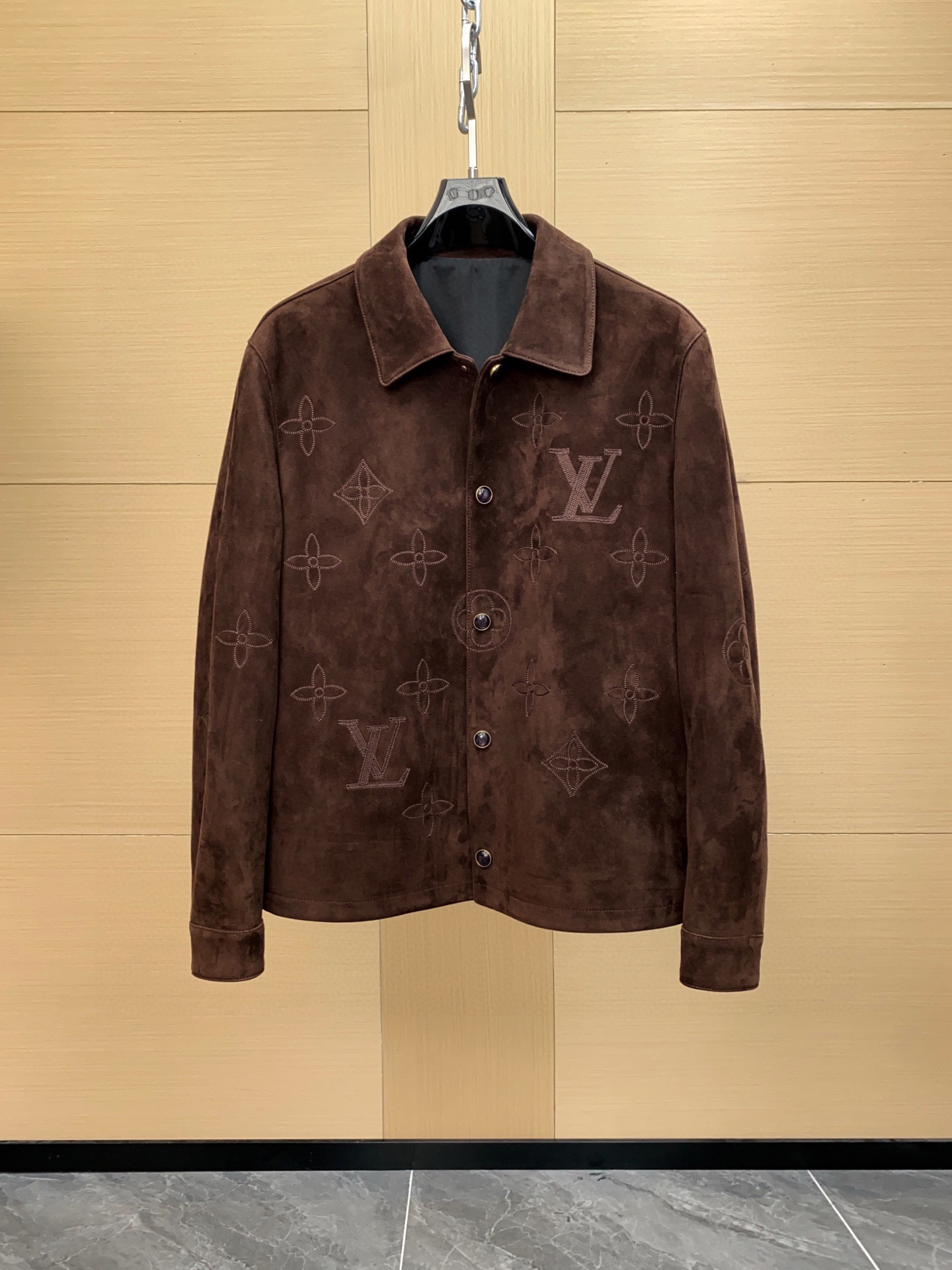 NO:940328,[Ready for sale] 1V 26ss Dark Brown Suede Monogram Shirt Leather Jacket New Embroidered Snap Buttons The dark brown shirt jacket is made of soft suede, with the same color Monogram Giant pattern embroidered on the front, sleeves and back details. The seams and inner pockets allow this lightweight jacket to be worn as a coat. The pearl effect snap buttons inlaid on gold metal add a unique charm to this elegant piece. Sizes 48-56, jackets  & coats,jackets & coats,shirts,leather jacket,chamois leather,Top Customize119860909【现货发售】1V 26ss深棕麂皮Monogram衬衫皮衣外套 刺绣按扣新款 深棕色衬衫夹克由柔软的麂皮制成,正面、袖子和背面细节处绣有同色系的 Monogram Giant 图案.接缝处和内侧的口袋使这款轻便的外套也可作为大衣穿着.镶嵌在金色金属上的珍珠效果按扣,为这款优雅的作品增添了独特的韵味.尺码48-56,,jackets & coats,jackets & coats,shirts,leather jacket,chamois leather,Top Customize1,Men's clothing