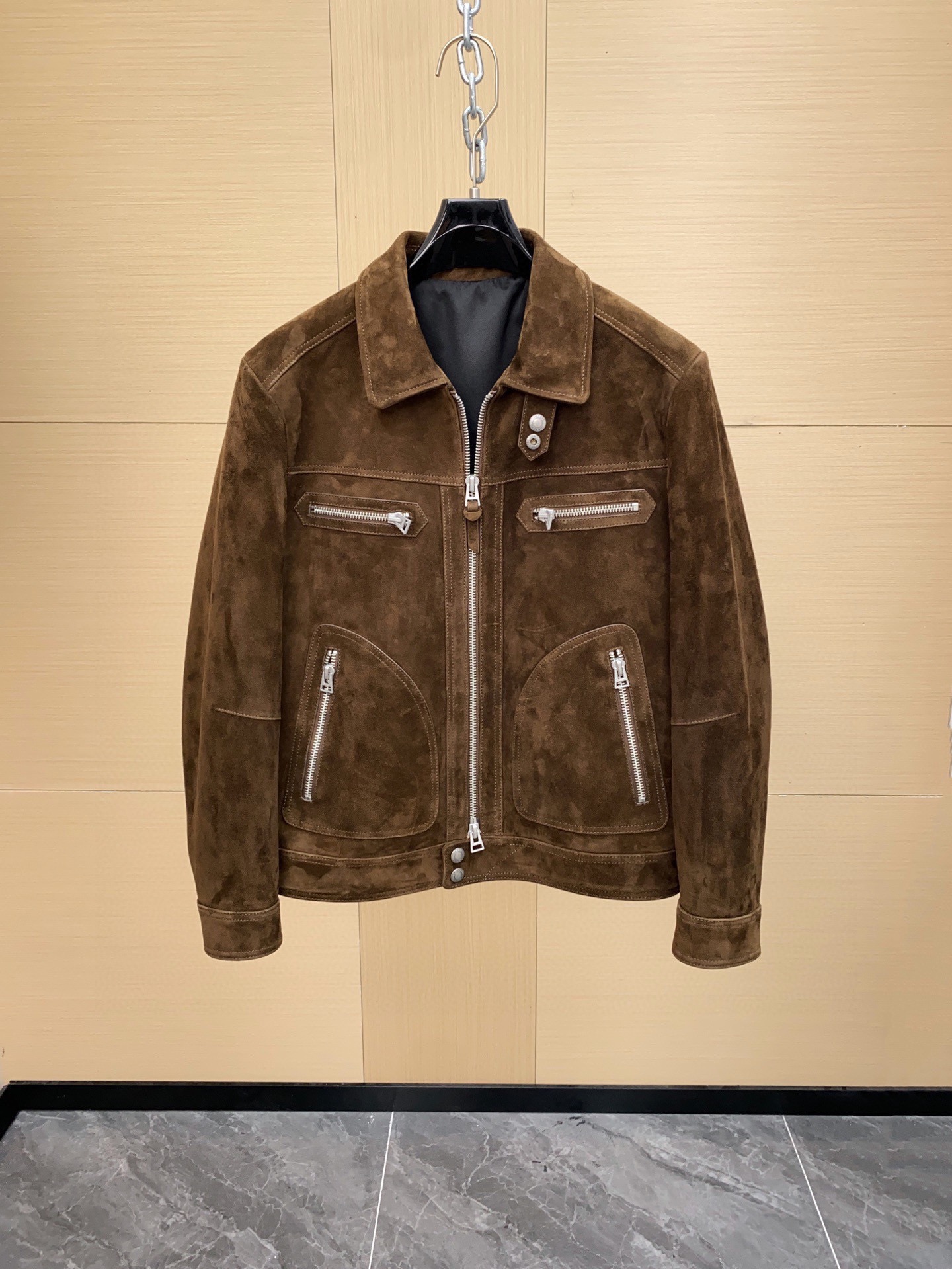 NO:940336,Ready for sale!  TomFord's new leather jacket. The fabric is imported first-layer cowhide spliced ​​with imported mixed sheepskin suede. The leather feels very good and very fleshy. The denim jacket has a great upper body effect. Customer-supplied hardware. Sizes 48 to 56,,tom ford,jackets & coats,jackets & coats,leather jacket,cowhide,sheepskin,Top Customize119860909现货发售！TomFord新款皮衣外套 面料甄选进口头层牛皮拼接了进口混种羊皮绒面 皮质手感非常好 很有肉感 牛仔夹克的版型 上身效果超赞 客供五金 尺码48一56,,tom ford,jackets & coats,jackets & coats,leather jacket,cowhide,sheepskin,Top Customize1,Men's clothing