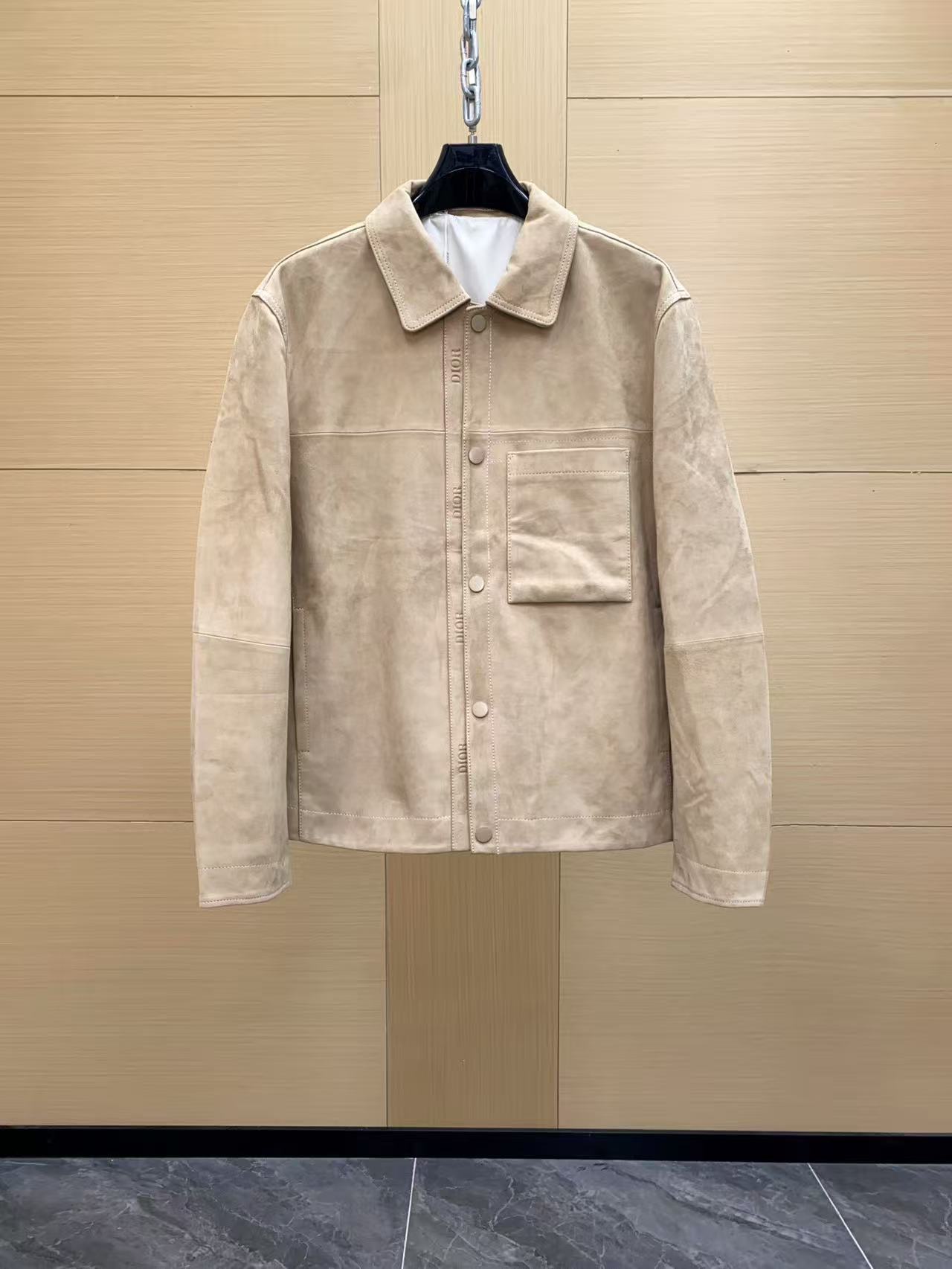 NO:940341,Dior Dior 25 men's jacket lambskin snap closure chest patch pocket fashion new style This jacket is a must-have in everyone's wardrobe. It is made of lambskin suede, has a Dior logo printed on the snap closure and has a patch pocket on the front. It is ideal for a casual look in any season. Sizes 48-56,, dior, dior, jackets & coats, sheepskin, Top Customize119860909Dior 迪奥25 男士夹克小羊皮按扣开合胸前贴袋时尚新款 这款夹克是每个人衣橱中的必备单品.它采用小羊皮反绒皮制成,按扣开合处印有迪奥标志,正面设有一个贴袋.无论在任何季节,它都是打造休闲造型的理想之选.尺码48-56,,dior,dior,jackets & coats,sheepskin,Top Customize1,Men's clothing