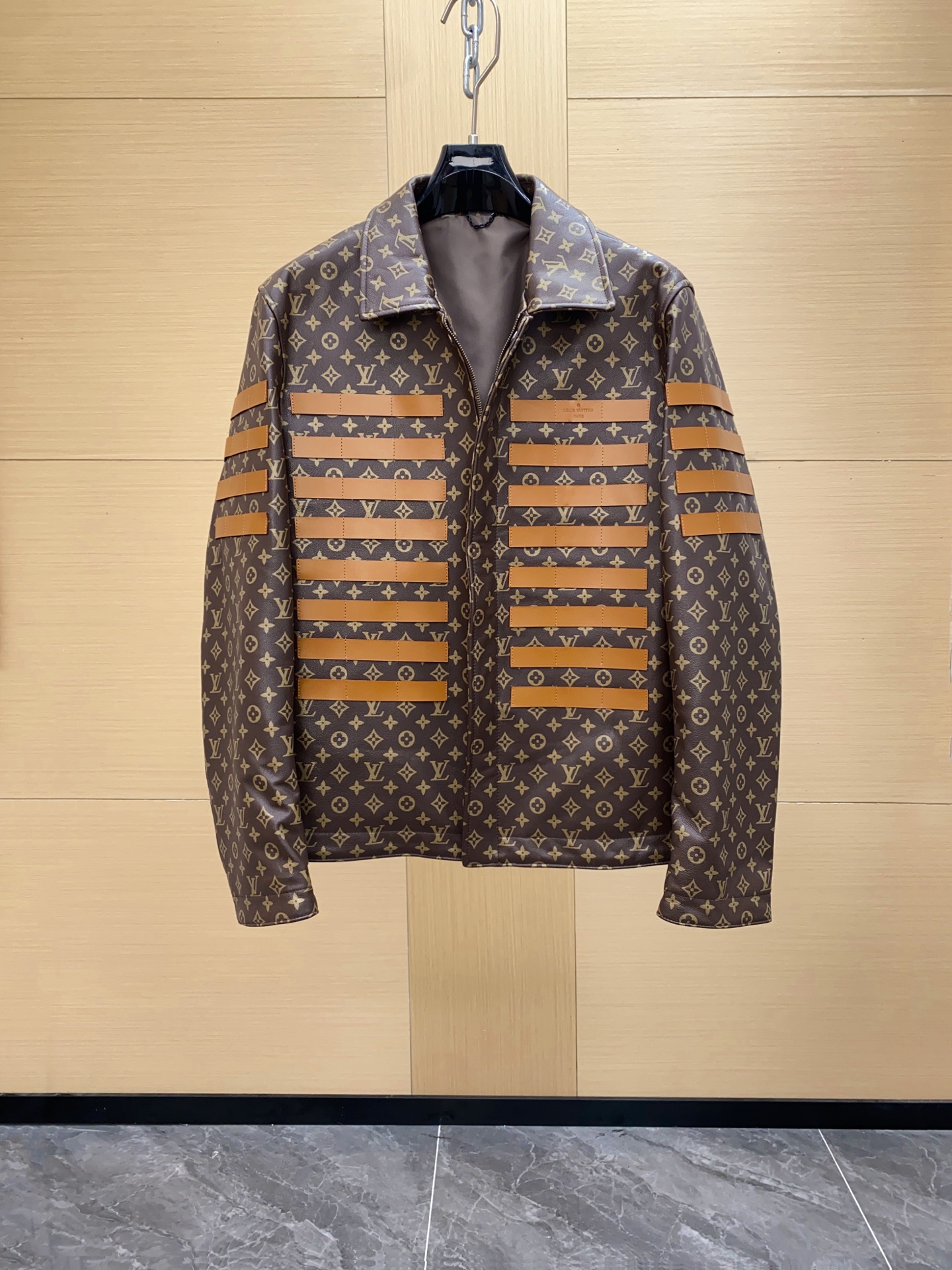 NO:940353,1VNigo co-branded limited edition leather jacket is made of Monogram printed cowhide + cowhide stripes, with full visual impact!  Military style design, custom bronze zipper fly, button collar, tough and handsome!  Size 48-56,,jackets & coats,cowhide,Top Customize1198609091VNigo联名限量款拼皮夹克,采用Monogram印花牛皮+牛皮条纹拼接,视觉冲击力满分！军装风设计,古铜定制拉链门襟,加钮扣衣领,硬朗帅气！尺码48-56,,jackets & coats,cowhide,Top Customize1,Men's clothing