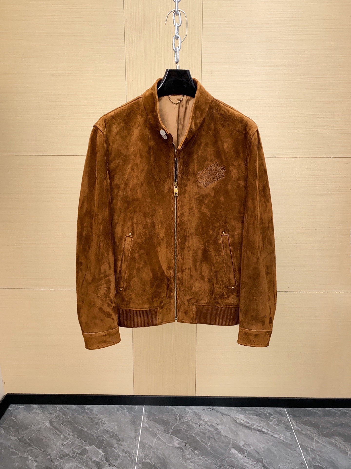 NO:940312,Ready for sale!  Louis Vuitton's 2025 autumn and winter new men's suede sheepskin jacket is shockingly unveiled. It is a blend of classics and innovation, and every detail demonstrates the brand's profound heritage and excellent craftsmanship. This jacket is made of brown suede sheepskin imported from New Zealand. The leather is fine and soft, with natural luster and texture. It is not only skin-friendly to the touch, but also has excellent wear resistance. It can gradually form a unique 'skin texture memory' in daily wear, witnessing every wonderful journey you take.  The high collar design is a highlight of this jacket, which not only continues Louis Vuitton's keen insight into fashion, but is also practical. The high collar can effectively resist the cold wind and bring you warmth and care in autumn and winter. At the same time, the simple and smooth lines create a neat and capable image. Whether it is a business negotiation or a casual gathering, it can make you confident and show your extraordinary temperament. The eye-catching LV on the chest  LOGO embroidery uses exquisite craftsmanship, the embroidery threads are even and fine, and the colors are full and lasting. It presents the brand logo in an artistic form, showing luxury in a low-key manner. It inadvertently becomes the focus of the visual, and is a symbol of your identity and taste.  From material selection to production, every process embodies the efforts and wisdom of Louis Vuitton craftsmen, strictly following the brand's high-quality standards. This jacket is not only a piece of clothing, but also a fashionable work of art, integrating Louis Vuitton's persistent pursuit of fashion and unremitting insistence on quality. In this autumn and winter, wear Louis Vuitton's new suede sheepskin jacket and start your own fashion journey with a unique fashion attitude. Size 48-56, louis vuitton, louis  vuitton,jackets & coats,sheepskin,Top Customize119860909现货发售！路易威登2025秋冬新款男士反绒羊皮夹克震撼登场,它是经典与创新的交融,每一处细节都彰显着品牌的深厚底蕴与卓越匠心.  这款夹克精选新西兰进口棕色反绒羊皮,皮质细腻柔软,拥有自然的光泽与质感,不仅触感亲肤,更具备出色的耐磨性,在日常穿着中能逐渐形成独特的“皮纹记忆”,见证您的每一段精彩旅程.  高领设计是这款夹克的一大亮点,既延续了路易威登对时尚的敏锐洞察,又兼具实用性.高领能够有效抵御寒风侵袭,为您在秋冬季节带来温暖呵护；同时,简洁流畅的线条塑造出利落干练的形象,无论是商务洽谈还是休闲聚会,都能让您自信满满,展现非凡气质.  胸前醒目的LV LOGO绣花,采用精湛工艺,绣线均匀细密,色彩饱满持久,将品牌标识以艺术化的形式呈现,低调中尽显奢华,不经意间成为视觉焦点,是您身份与品味的象征.  从选材到制作,每一道工序都凝聚着路易威登工匠们的心血与智慧,严格遵循品牌的高品质标准.这款夹克不仅是一件衣物,更是一件时尚艺术品,融入了路易威登对时尚的执着追求和对品质的不懈坚守.  在这个秋冬,穿上路易威登新款反绒羊皮夹克,以独特的时尚态度,开启属于您的潮流之旅 . 码数48-56,,louis vuitton,louis vuitton,jackets & coats,sheepskin,Top Customize1,Men's clothing