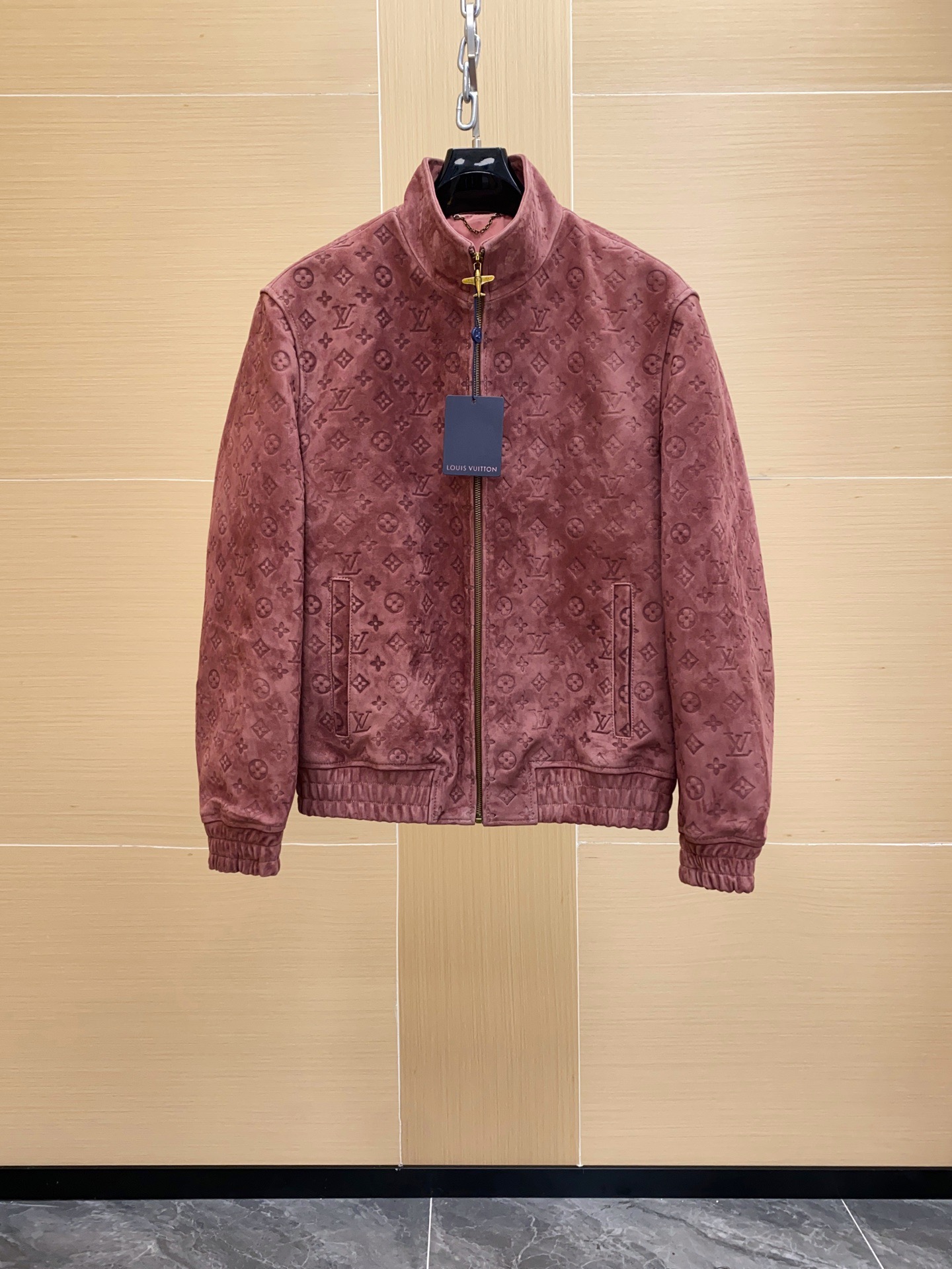NO:940342,1V Louis Vuitton 25 MONOGRAM Embossed Sheep Leather Sports Jacket Leather Imported Suede Sheep Leather Original custom-made imported first-layer sheep leather, which presents a fine suede texture after special frosting treatment. Sheep leather is naturally flexible, restrained in luster, light and has excellent drape. It feels smooth and soft, comfortable against the skin, and reveals the unique high-end atmosphere of luxury leather. The reason why suede + embossing technology can present this soft and advanced pink color  , this kind of pink is made by polishing light-colored suede sheepskin into a suede surface + water-dyed dyes. The dye penetrates into the leather fibers, and the color is natural and transparent. Combined with soft polishing, the color looks warm and non-glaring. Our process costs are not fooled casually!  !  !  Consistently benchmark against high-end brands of environmentally friendly metal complex dyes with better color fastness and uniformity.!  The most intuitive way to compare the leather materials on the market is to compare the cost difference we are talking about; it is finally achieved through light matte surface treatment + high temperature embossing. Therefore, it not only has a pink high-end feel, but also retains the softness and three-dimensional texture of suede. The embossing process is the entire Monogram full-width embossing process, and the brand's classic pattern is accurately embossed on the suede leather.  High-temperature setting and precision mold alignment ensure that each group of presbyopic letters and flower patterns remain coherent and complete at the splicing point without any sense of misalignment. The embossing is of consistent depth and clear lines, forming a three-dimensional effect under changes in light and shadow, giving the whole a low-key yet gorgeous layered feel. The embossing process is extremely difficult, and a slight deviation will destroy the luster and feel of the leather surface, so the full-body stitching highlights the top level of the workshop. Craftsmanship: High stand-up collar design, added on the inside  Fine pleats are sewn to ensure a three-dimensional look and a comfortable fit. The cuffs and hem adopt double-line pleating technology to make the overall silhouette more rigid and durable. The slip pockets use invisible splicing, and the embossed patterns are aligned and connected naturally, with almost no trace of separation. Zipper and hardware technology The zipper front is equipped with a Monogram aircraft-shaped zipper puller  ; The front is made of imported copper zipper, which has been processed by retro electroplating process to show a warm antique gold color, which is both wear-resistant and smooth. The aircraft-shaped zipper head is engraved with brand words and classic Monogram pattern. The engraving depth is even and the corners of the letters are clear and three-dimensional, highlighting the precision mold technology. The hardware is thick yet delicate to the touch, taking into account both decoration and practicality, adding unique collection value and design sense to the entire leather jacket.,, louis vuitton, jackets  & coats,leather jacket,sheepskin,chamois leather,Top Customize1198609091V 路易威登 25 MONOGRAM 压纹羊皮革运动夹克 皮料 进口绒面羊皮革 原版订做进口头层羊皮革, 经特殊磨砂处理后呈现细腻绒面质感.羊皮革天然柔韧,光泽内敛,轻盈而具备极佳的垂坠感.手感顺滑柔润,贴肤舒适,透出奢华皮革独有的高级氛围. 绒面皮+ 压纹工艺,之所以能呈现这种柔和又高级的粉色 ,这种粉色是通过浅色麂皮羊皮打磨成绒面 + 水染染料调色 染料渗透进皮纤维,颜色自然通透,再配合柔和的打磨,使颜色看起来温润、不刺眼.我们的工艺成本不是随便糊弄的 ！！！ 一致对标高级品牌环保型金属络合染料 色牢度和均匀度更好.！市面的皮料,最直观的去对比一下咱们所说的成本差 ； 最后通过表面轻雾面处理 + 高温压纹 实现的.所以它既有粉色的高级感,又保留了绒面的柔软与立体质感 压纹工艺 整件Monogram 全幅压纹工艺,品牌经典花纹在绒面皮革上精准压印. 高温定型与模具精准对花,使每一组老花字母与花卉图案在拼接处保持连贯完整,无任何错位感. 压纹深浅一致,线条分明,形成光影变化下的立体效果,让整体呈现低调而不失华丽的层次感. 压纹工艺难度极高,稍有偏差即会破坏皮料表层光泽与手感,因此全身对花拼接更彰显工坊的顶级水准. 工艺结构 高立领设计,内侧加入 细密褶皱缝制,既保证立体感又兼顾舒适贴合. 袖口与下摆采用 双道压线褶裥工艺,令整体廓形更挺括耐穿. 插袋采用隐形拼接,压纹花型对齐自然衔接,几乎看不出分割痕迹. 拉链与五金工艺 拉链前襟配有 Monogram 铭纹飞机造型拉链头 ；前襟采用进口铜质拉链,经过复古电镀工艺处理,呈现出温润的古董金色泽,兼具耐磨与顺滑的使用体验.飞机造型拉链头嵌刻 品牌字样与经典 Monogram 花纹,雕刻深浅均匀,字母边角清晰立体,凸显精密的模具工艺.五金触感厚实不失细腻,兼顾装饰性与实用性,为整件皮衣增添独特的收藏价值与设计感.,,louis vuitton,jackets & coats,leather jacket,sheepskin,chamois leather,Top Customize1,Men's clothing