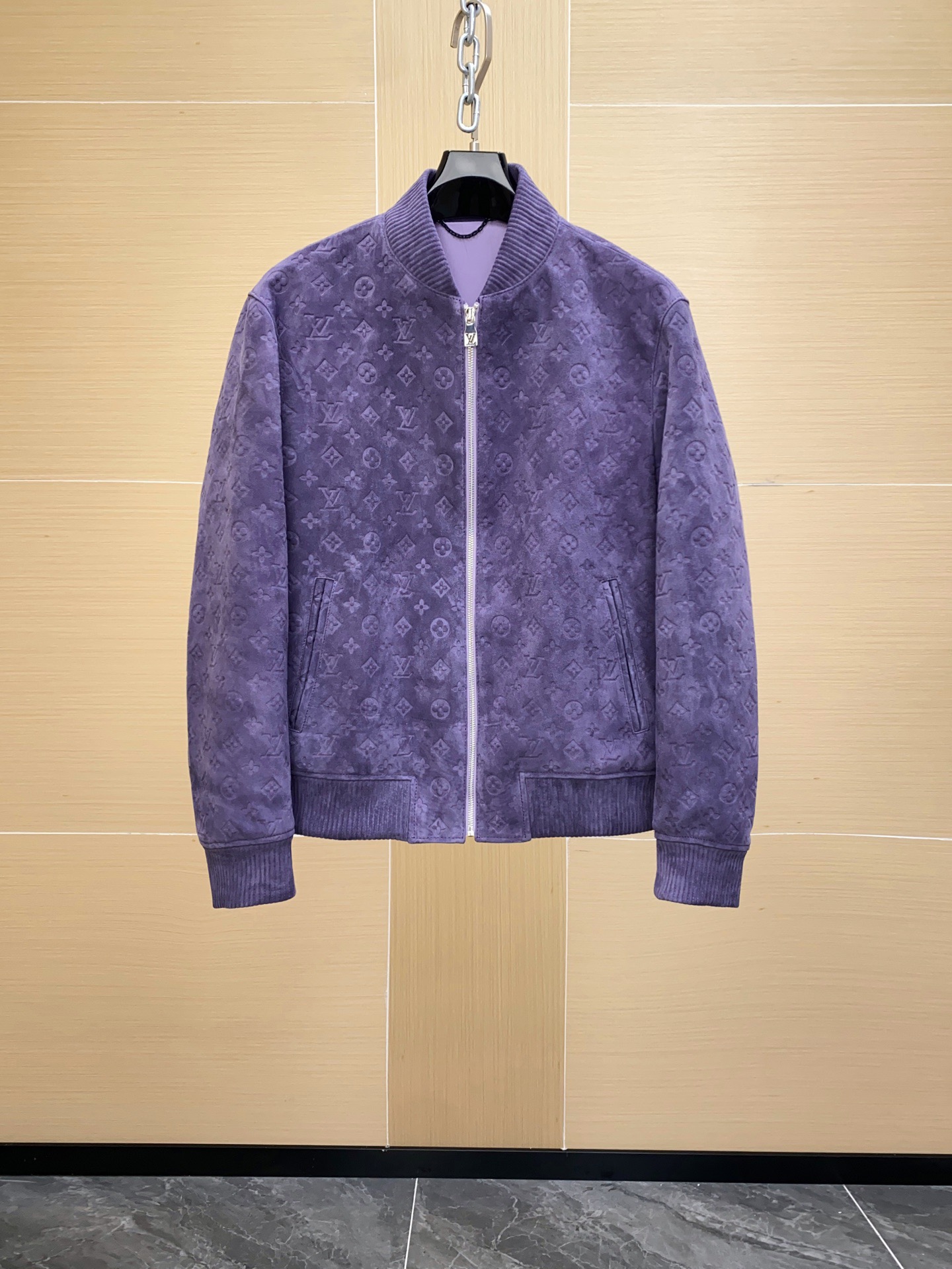 NO:940302,1V 2026 Spring and Summer SS MONOGRAM Embossed Sheep Leather Sports Jacket Leather Imported Suede Sheep Leather Original custom-made imported first-layer sheep leather, which presents a fine suede texture after special frosting. Sheep leather is naturally flexible, restrained in luster, light and has excellent drape. It feels smooth and soft, comfortable against the skin, and reveals the unique high-end atmosphere of luxury leather. The reason why suede + embossing technology can present this soft and advanced pink color  , this kind of pink is made by polishing light-colored suede sheepskin into a suede surface + water-dyed dyes. The dye penetrates into the leather fibers, and the color is natural and transparent. Combined with soft polishing, the color looks warm and non-glaring. Our process costs are not fooled casually!  !  !  Consistently benchmark against high-end brands of environmentally friendly metal complex dyes with better color fastness and uniformity.!  The most intuitive way to compare the leather materials on the market is to compare the cost difference we are talking about; it is finally achieved through light matte surface treatment + high temperature embossing. Therefore, it not only has a pink high-end feel, but also retains the softness and three-dimensional texture of suede. The embossing process is the entire Monogram full-width embossing process, and the brand's classic pattern is accurately embossed on the suede leather.  High-temperature setting and precision mold alignment ensure that each group of presbyopic letters and flower patterns remain coherent and complete at the splicing point without any sense of misalignment. The embossing depth is consistent and the lines are clear, forming a three-dimensional effect under the change of light and shadow, giving the whole a low-key yet gorgeous layered feel. The embossing process is extremely difficult, and a slight deviation will destroy the luster and feel of the leather surface, so the full-body alignment stitching further demonstrates the top level of the workshop. Craftsmanship: Baseball collar design, added on the inside  Fine pleats are sewn to ensure a three-dimensional look and a comfortable fit. The cuffs and hem adopt double-line pleating technology to make the overall silhouette more crisp and durable. The pockets use invisible splicing, and the embossed patterns are aligned and connected naturally, with almost no trace of segmentation.,,jackets & coats,sheepskin,chamois leather,Top Customize1198609091V 2026春夏SS MONOGRAM 压纹羊皮革运动夹克 皮料 进口绒面羊皮革 原版订做进口头层羊皮革, 经特殊磨砂处理后呈现细腻绒面质感.羊皮革天然柔韧,光泽内敛,轻盈而具备极佳的垂坠感.手感顺滑柔润,贴肤舒适,透出奢华皮革独有的高级氛围. 绒面皮+ 压纹工艺,之所以能呈现这种柔和又高级的粉色 ,这种粉色是通过浅色麂皮羊皮打磨成绒面 + 水染染料调色 染料渗透进皮纤维,颜色自然通透,再配合柔和的打磨,使颜色看起来温润、不刺眼.我们的工艺成本不是随便糊弄的 ！！！ 一致对标高级品牌环保型金属络合染料 色牢度和均匀度更好.！市面的皮料,最直观的去对比一下咱们所说的成本差 ； 最后通过表面轻雾面处理 + 高温压纹 实现的.所以它既有粉色的高级感,又保留了绒面的柔软与立体质感 压纹工艺 整件Monogram 全幅压纹工艺,品牌经典花纹在绒面皮革上精准压印. 高温定型与模具精准对花,使每一组老花字母与花卉图案在拼接处保持连贯完整,无任何错位感. 压纹深浅一致,线条分明,形成光影变化下的立体效果,让整体呈现低调而不失华丽的层次感. 压纹工艺难度极高,稍有偏差即会破坏皮料表层光泽与手感,因此全身对花拼接更彰显工坊的顶级水准. 工艺结构 棒球领设计,内侧加入 细密褶皱缝制,既保证立体感又兼顾舒适贴合. 袖口与下摆采用 双道压线褶裥工艺,令整体廓形更挺括耐穿. 插袋采用隐形拼接,压纹花型对齐自然衔接,几乎看不出分割痕迹.,,jackets & coats,sheepskin,chamois leather,Top Customize1,Men's clothing