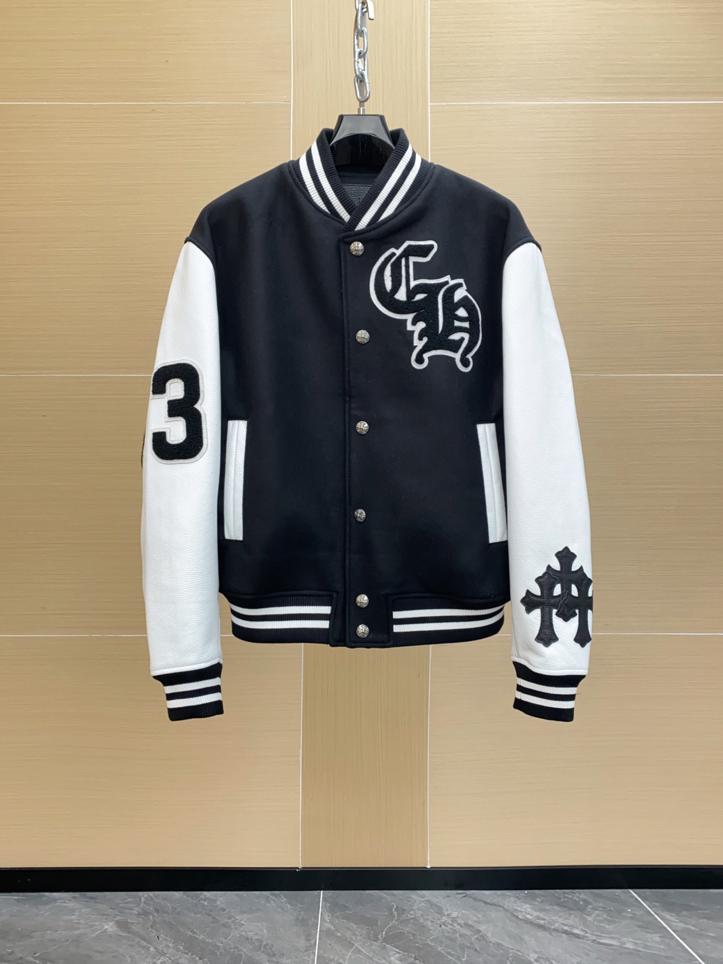 NO:940310,Chrome Hearts black and white leather baseball jersey, classic contrasting design, black wool main body + white leather sleeves!  It is highly recognizable, with 'CH' embroidery on the chest + leather cross embroidery on the cuffs, perfect details, both trendy and comfortable, high street brand style, worn by celebrities and internet celebrities!  Size 46-56,,chrome hearts,cowhide,Top Customize119860909Chrome Hearts 黑白拼皮棒球服,经典撞色设计,黑色羊毛材质主体+白色牛皮袖子！辨识度超高,胸前“CH”刺绣+袖口十字架贴皮绣花,细节满分 潮流度与舒适感兼具,高街潮牌风格,明星网红都在穿！尺码46-56,,chrome hearts,cowhide,Top Customize1,Men's clothing