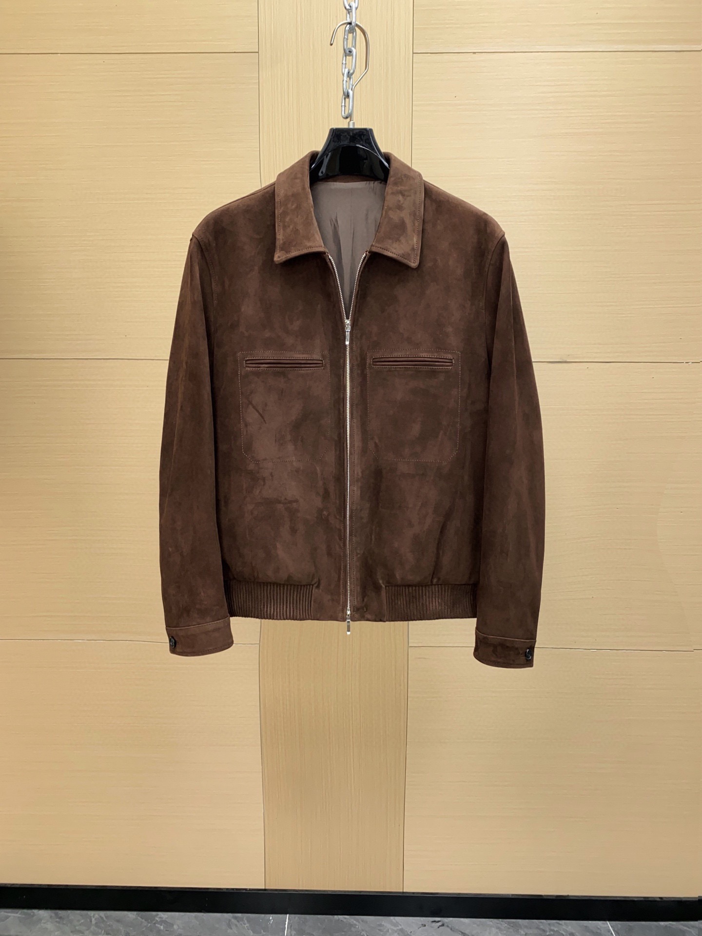 NO:940325,LORO PIANA, Italy's top luxury brand, was acquired by LVMH Group in 2013. New LP jacket; suede body fabric; imported mixed sheep leather, very high-quality leather. The surface layer is a thin, light leather with a matte appearance, dry texture, and a velvet feel. You can study it after receiving it. The whole piece is worthy of appreciation in all aspects of fabric, leather, wiring and craftsmanship. The low-key and emphasized attitude comes out.  This suede bomber jacket exudes vintage charm. The new and soft subtle color contrast pattern provides a unique feature. The body is equipped with a shirt collar and wide welt pockets. The embossed lettering logo decoration adds a retro style. Sizes 48-56,,louis vuitton,loro piana,loro piana,jackets & coats,shirts,sheepskin,chamois leather,Top Customize119860909LORO PIANA 意大利顶级奢侈品牌 2013年被LV MH 集团收购 LP 新品 夹克；绒面革衣身面料；进口混种羊皮革,皮料品质相当高级 表层是一种细薄、轻盈的皮革,外表无光泽,质地干爽,且有丝绒的手感 收到货可以研究一下,整件从面料、皮质、走线 工艺方方面面都可以值得品味 低调有强调的态度出来了. 这款麂皮飞行员夹克流露复古的迷人魅力.新颖而柔和的微妙色差图案呈现别具一格的特色.衣身配有衬衫领和宽嵌线袋.压花刻字徽标装饰平添复古格调.尺码48-56,,louis vuitton,loro piana,loro piana,jackets & coats,shirts,sheepskin,chamois leather,Top Customize1,Men's clothing
