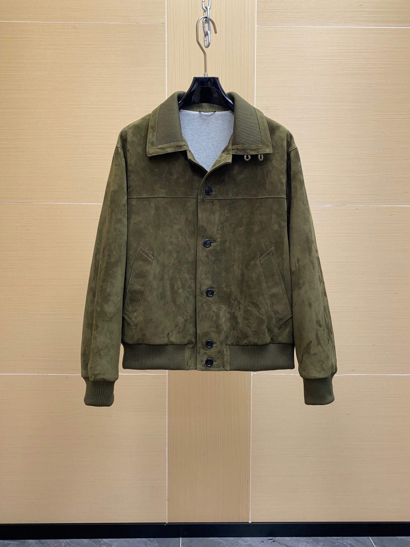 NO:940329,Loro Piana Maremma suede jacket Loro Piana 2026 spring and summer Maremma suede jacket is made of Portobello Suede calfskin, which feels soft and delicate, and the matte velvet feel is super textured. The collar, armpits, cuffs and hem are knitted with Wish wool, which is comfortable and flexible to wear. The Regular Fit version is low-key and retro, and can be easily used for daily or light business. It is a must-have high-end item for the autumn and winter wardrobe!  ,,loro piana,jackets & coats,cowhide,chamois leather,Top Customize119860909Loro Piana Maremma麂皮夹克 Loro Piana 2026春夏Maremma麂皮夹克,选用Portobello Suede小牛皮,手感柔软细腻,哑光绒感超有质感.领口、腋下、袖口和下摆用Wish羊毛针织,穿着舒适又灵活.Regular Fit版型,低调复古,日常或轻商务都能轻松驾驭,是秋冬衣橱必备的高级单品！,,loro piana,jackets & coats,cowhide,chamois leather,Top Customize1,Men's clothing