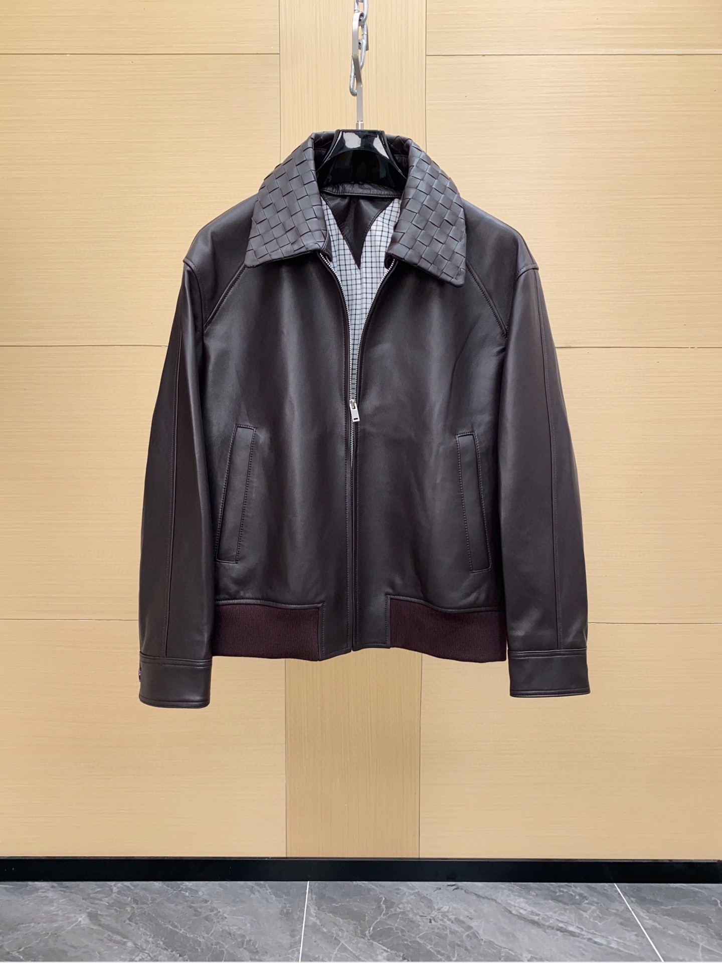 NO:940345,This jacket comes from the Italian luxury brand Bottega Veneta. It is made of soft sheepskin with a reddish-brown tone and is low-key and textured. The neckline has detachable hand-woven details and is highly recognizable. The jacket has a simple shape, a zipper design for easy putting on and taking off, a loose waist, and ribbed cuffs and hem. It is comfortable and practical. It can be easily used for commuting and on the street. It is a popular item for 'high-end wear' in the fashion circle in recent years, with both coolness and sophistication. Size 48-56 Brown,, bottega  veneta,jackets & coats,sheepskin,Top Customize119860909这款夹克来自意大利奢侈品牌Bottega Veneta,采用柔软绵羊皮,红棕色调低调有质感.领口可拆卸手工编织细节,辨识度超高.夹克版型简洁,拉链设计方便穿脱,腰部宽松,袖口和下摆罗纹收口,舒适又实用.通勤、街头都能轻松驾驭,是近年时尚圈“高级感穿搭”热门单品,兼具酷感与精致感 尺码48-56 咖啡色,,bottega veneta,jackets & coats,sheepskin,Top Customize1,Men's clothing