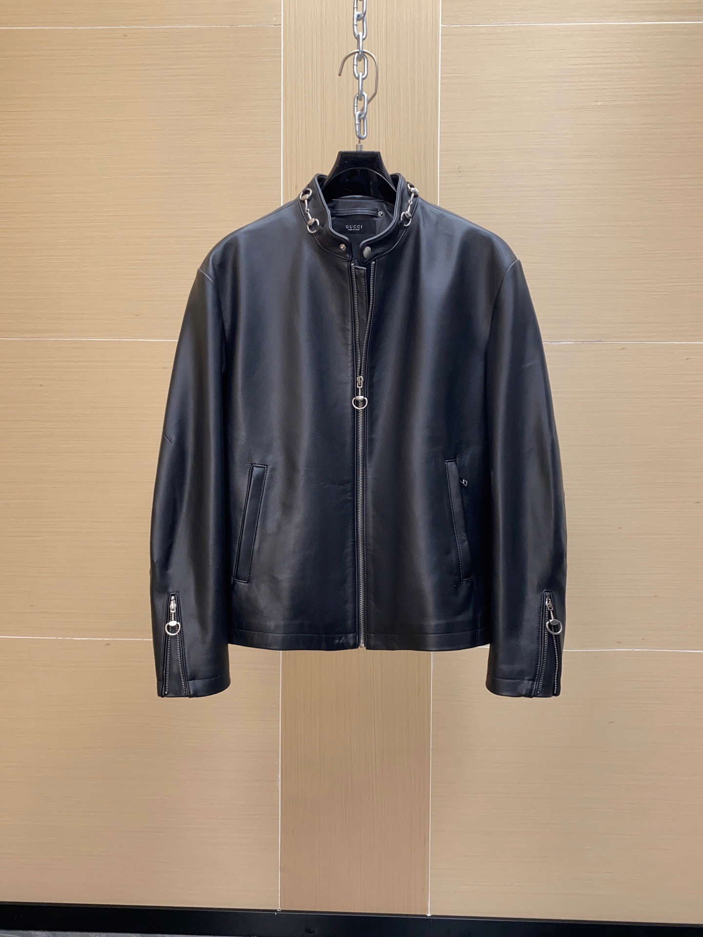NO:940356,The Gucci La Famiglia series horsebit leather jacket is designed by Demna. It is made of Spanish first-layer cowhide with a raw uncoated texture, which is rough and delicate. It is lined with cupro, which is comfortable and breathable. The zipper is excella brand and has perfect details. The stand-up collar + horsebit embellishment combines retro motorcycle style with modern deconstruction, making it highly recognizable!  The version is slightly loose and has dropped shoulders, which can be easily used in daily or fashionable occasions. It is the same style as this season's celebrities and is very trendy.,,gucci,leather jacket,cowhide,Top Customize119860909Gucci La Famiglia系列马衔扣皮衣,由Demna操刀设计,采用西班牙头层牛皮,原生无涂质感,粗犷又细腻.内衬铜氨丝,舒适透气,拉链为excella品牌,细节满分.立领+马衔扣点缀,复古机车风与现代解构感融合,辨识度超高！版型微宽松落肩,日常或时尚场合都能轻松驾驭,是本季明星同款,潮流感爆棚.,,gucci,leather jacket,cowhide,Top Customize1,Men's clothing