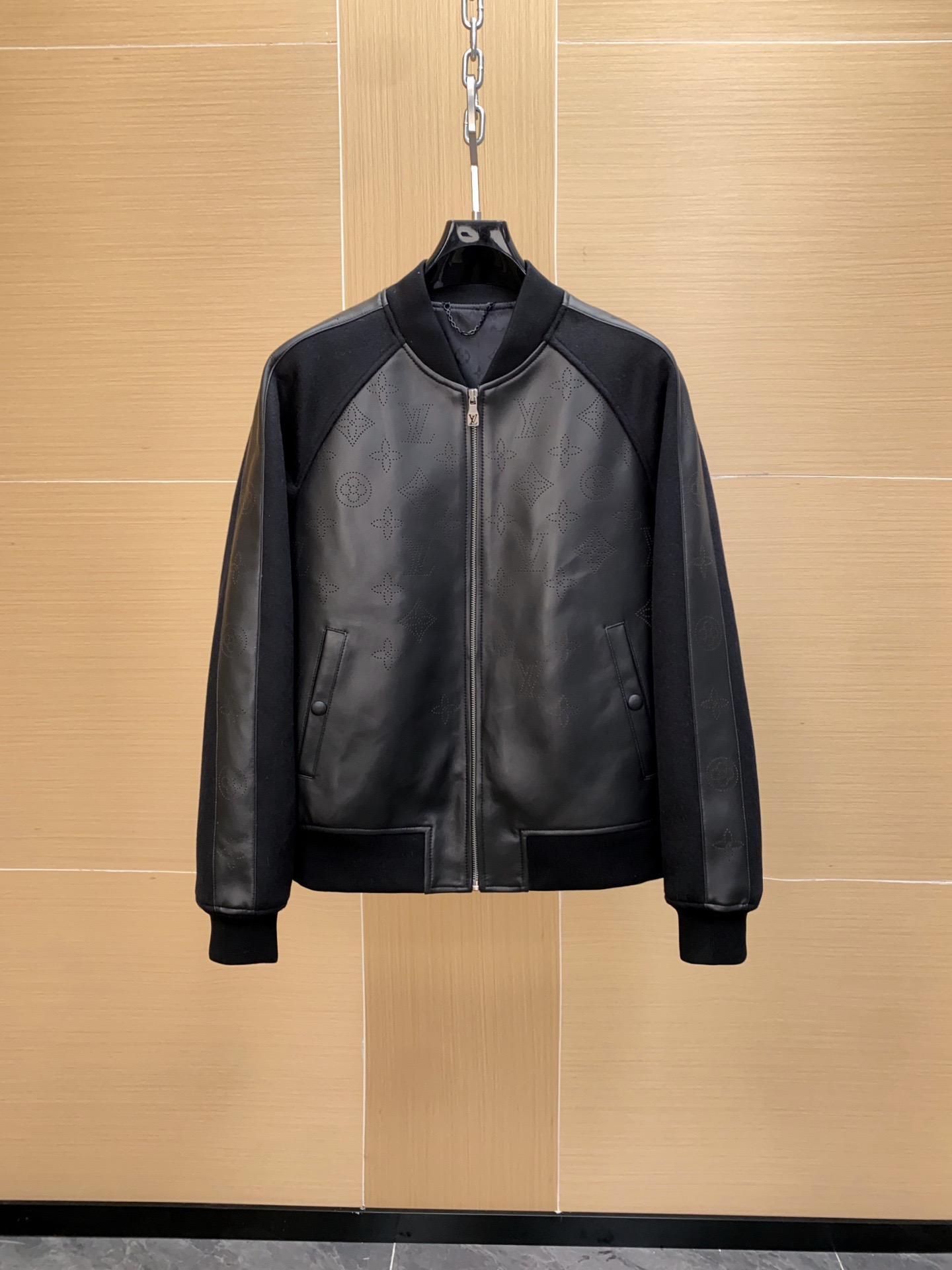 NO:940367,1V This dark leather baseball jacket, black leather + classic Monogram dark pattern, is low-key and recognizable. Baseball collar + zipper design, ribbed cuffs and hem, comfortable and warm to wear. The pockets on both sides are super practical. It goes well with shirts or turtlenecks in autumn and winter. It can easily switch between business or casual style, full of mature charm. Sizes 48-56,, jackets & coats, sweaters, shirts, Top Customize1198609091V 这款暗纹皮质棒球夹克,黑色皮革+经典Monogram暗纹,低调又有辨识度.棒球领+拉链设计,袖口和下摆罗纹收口,穿着舒适又保暖.两侧挖袋超实用,秋冬搭配衬衫或高领毛衣都很出彩,轻松切换商务or休闲风,成熟魅力满分 尺码48-56,,jackets & coats,sweaters,shirts,Top Customize1,Men's clothing