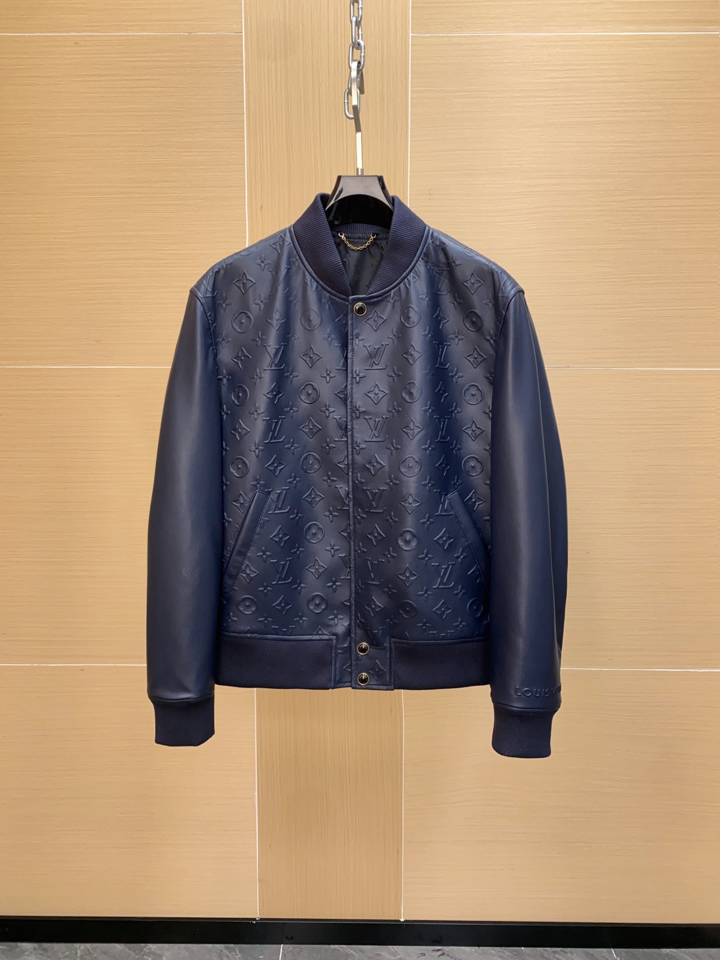 NO:940374,LV 2025 Autumn and Winter Men's Monogram embossed leather baseball jacket, made of dark blue lambskin, soft and shiny, with a super luxurious touch. Classic baseball jacket style, stand-up collar + ribbed cuffs and hem, retro and fit. Monogram embossing on the front, perfect brand recognition!  Metal buttons + symmetrical pockets, practical and fashionable. It is very versatile in autumn and winter. It can be easily worn with jeans or casual trousers. It is both fashionable and functional. It is a popular item in the LV men's wear series. Sizes 48-56, louis vuitton, jeans, jackets & coats, sheepskin, Top Customize119860909LV 2025秋冬男士Monogram压花皮质棒球夹克,深蓝小羊皮材质,柔软有光泽,触感超奢华.经典棒球夹克版型,立领+罗纹袖口下摆,复古又贴合.正面Monogram压花,品牌辨识度满分！金属纽扣+对称口袋,实用又时髦.秋冬穿搭超百搭,无论配牛仔裤还是休闲西裤,都能轻松驾驭,时尚与功能兼备,是LV男装系列热门单品 尺码48-56,,louis vuitton,jeans,jackets & coats,sheepskin,Top Customize1,Men's clothing
