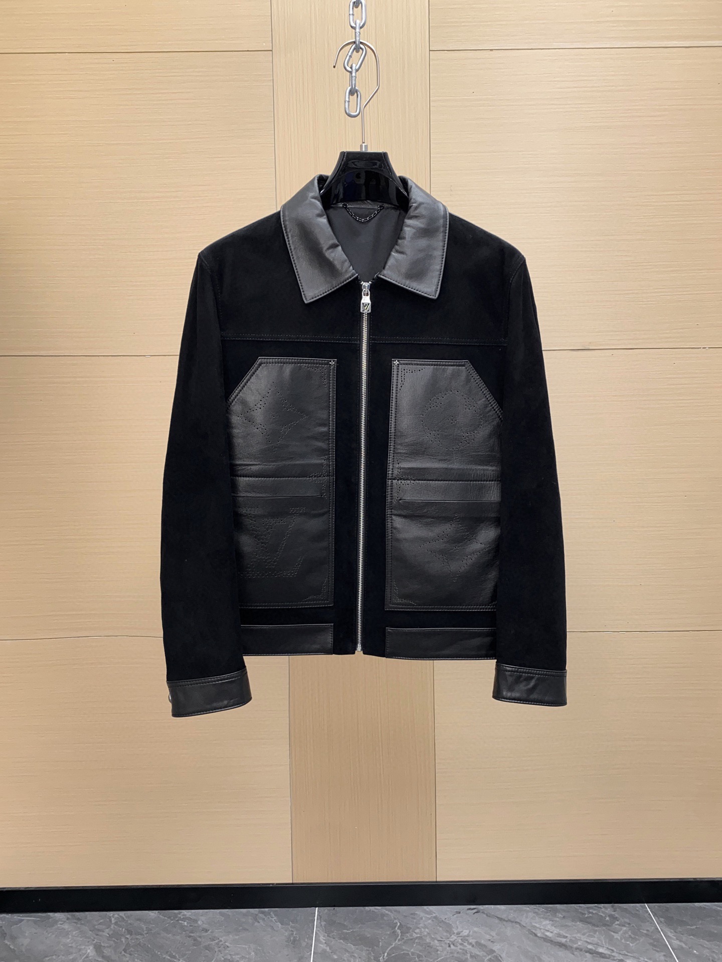 NO:940381,LV Black Work Suede Split Leather Lapel Jacket This jacket reinterprets workwear style silhouettes in soft moleskin and creates a signature element with contrasting materials. Features pockets on the front and matching details on the back, all made from perforated leather in different sizes, replicating the Monogram Giant pattern. Timeless and modern, this garment is a must-have for every wardrobe. Sizes 48-56, louis vuitton, jackets & coats, jackets  & coats,chamois leather,Top Customize119860909LV 黑色工装麂皮拼皮 翻领夹克外套 这款夹克以柔软的鼹鼠皮重新诠释了工装风格的轮廓,并以对比色材料打造出标志性元素.正面设有口袋,背面也有与之相匹配的细节,所有口袋均由不同尺寸的穿孔皮革制成,再现了 Monogram Giant 图案.这款服装永恒而现代,是每个衣橱的必备单品 尺码48-56,,louis vuitton,jackets & coats,jackets & coats,chamois leather,Top Customize1,Men's clothing